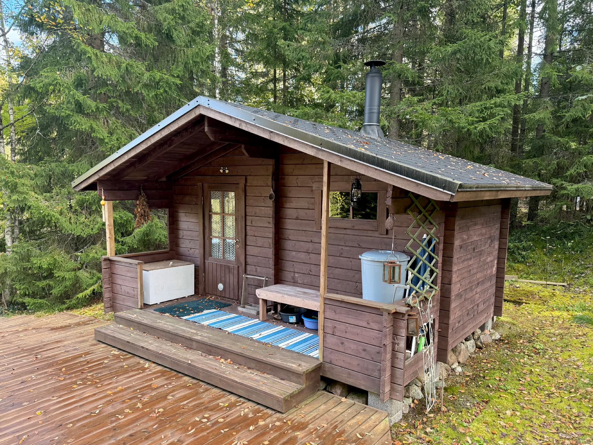 erillinen saunarakennus