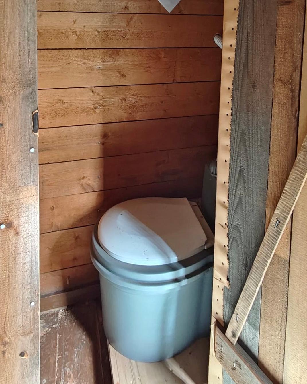 eteisen komerossa "yö wc"