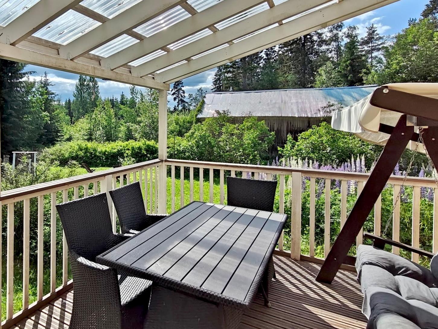 terassi kuistin edessä