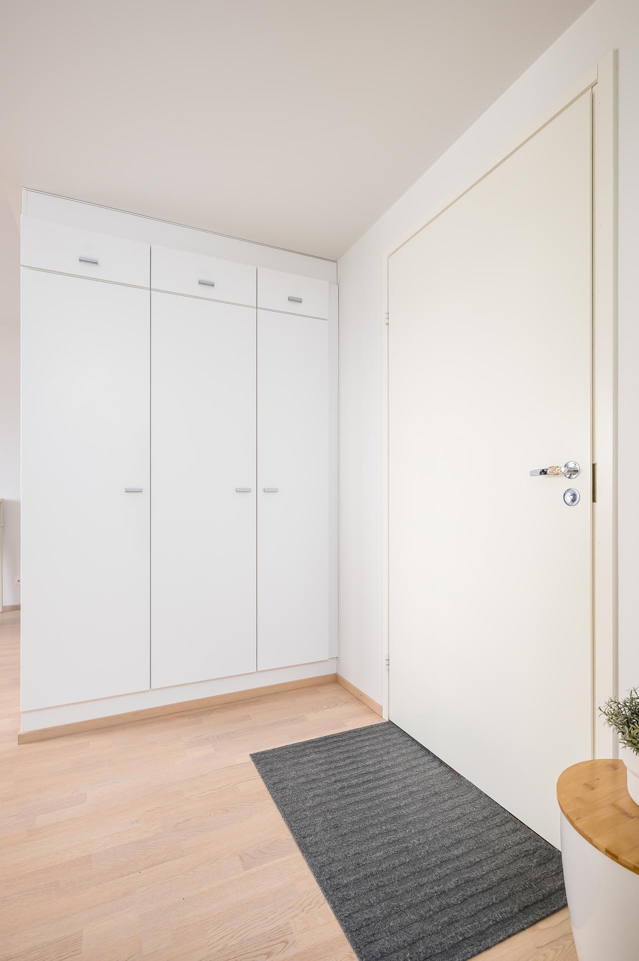 Eteisen vaatesäilytys 3kpl kaappeja