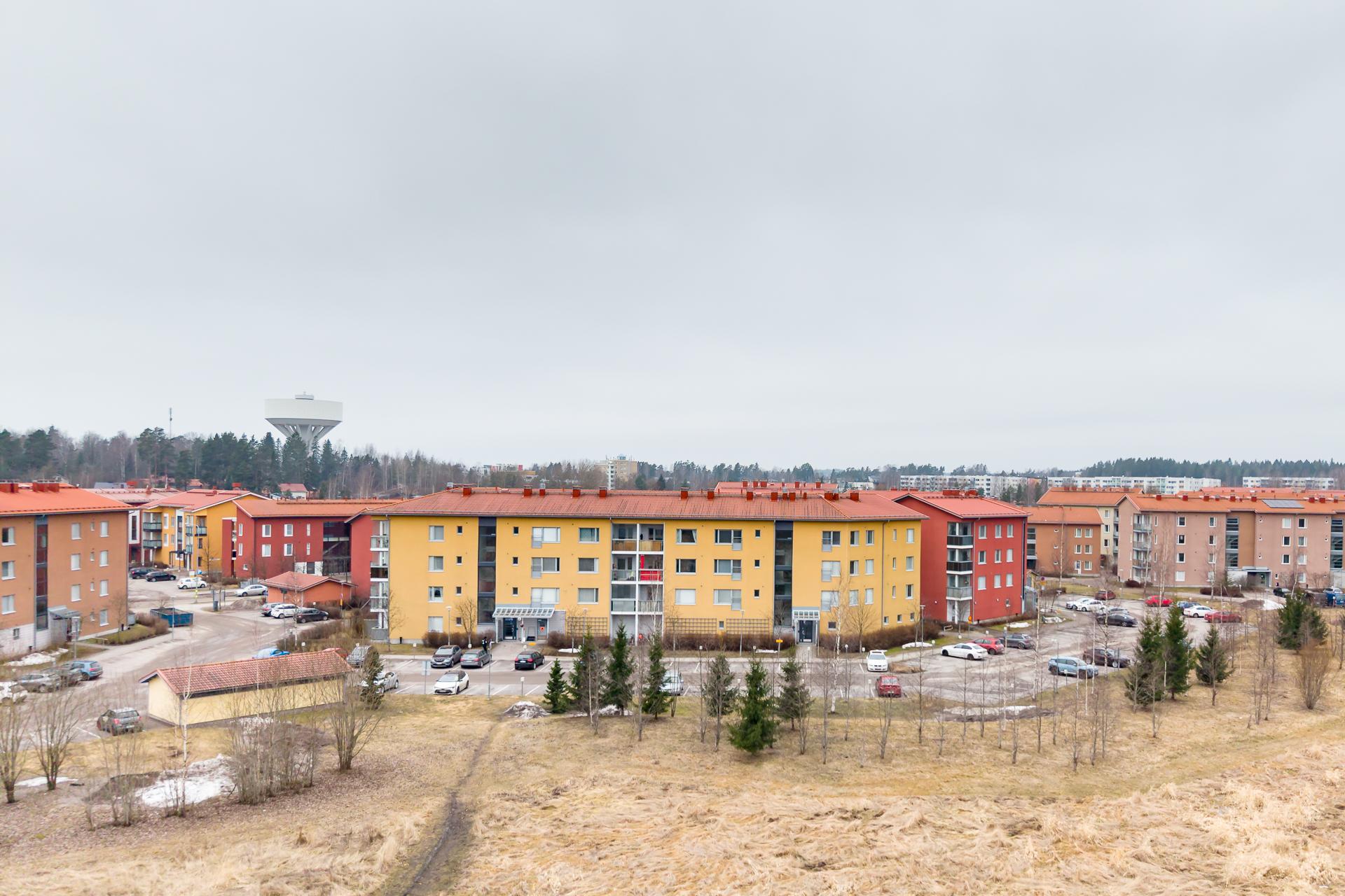 Vastapäätä pelto ja ulkoilureitit