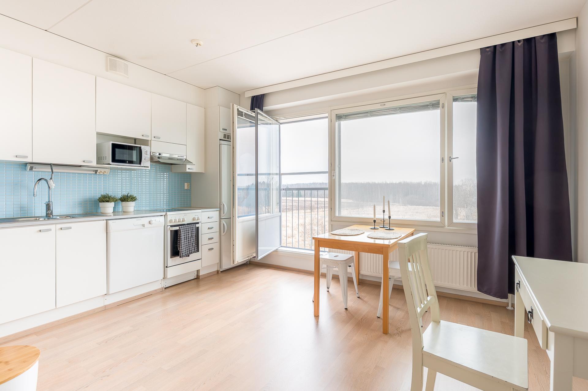 Yksiö ranskalaisella parvekkeella