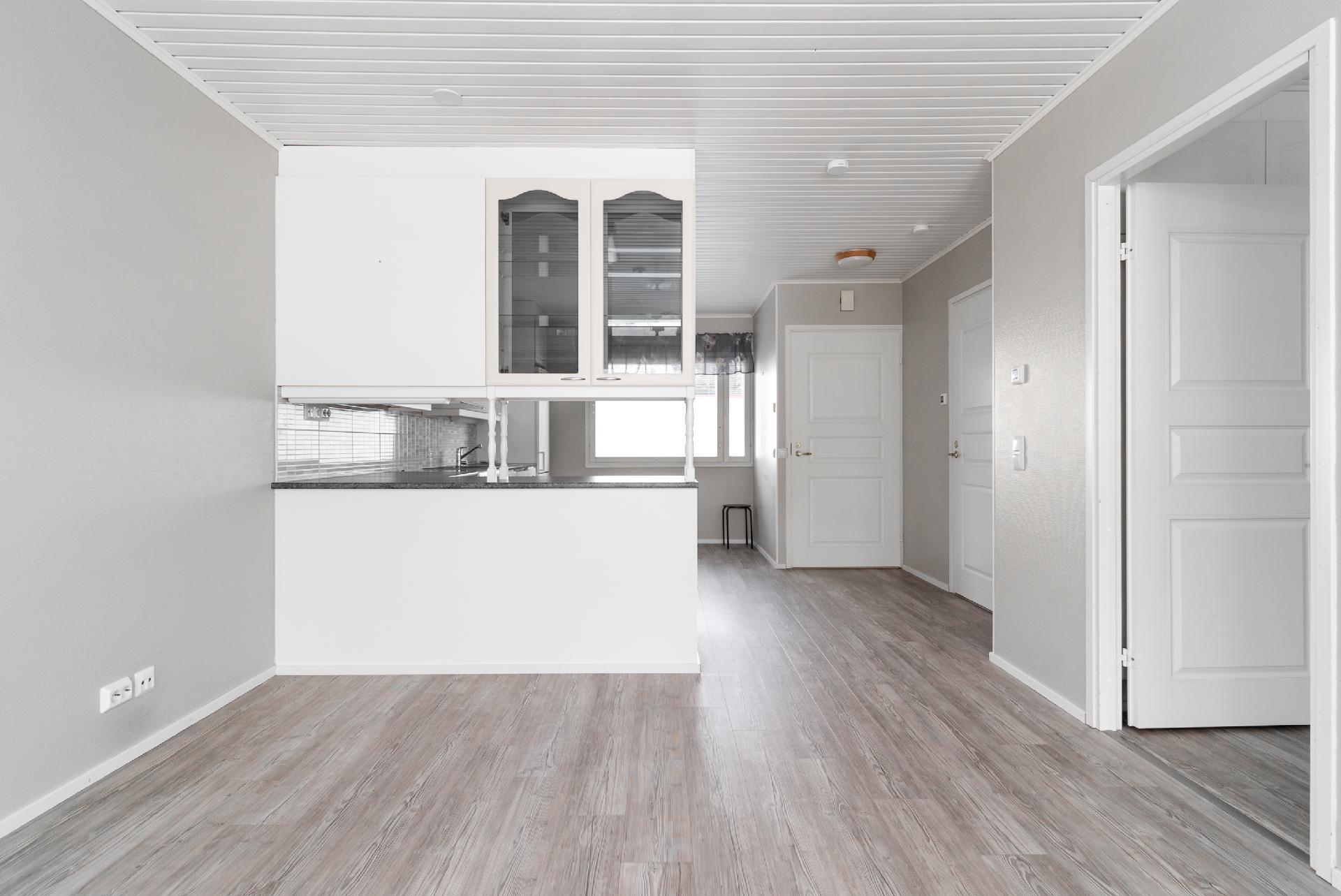 Olohuoneesta keittiöön päin