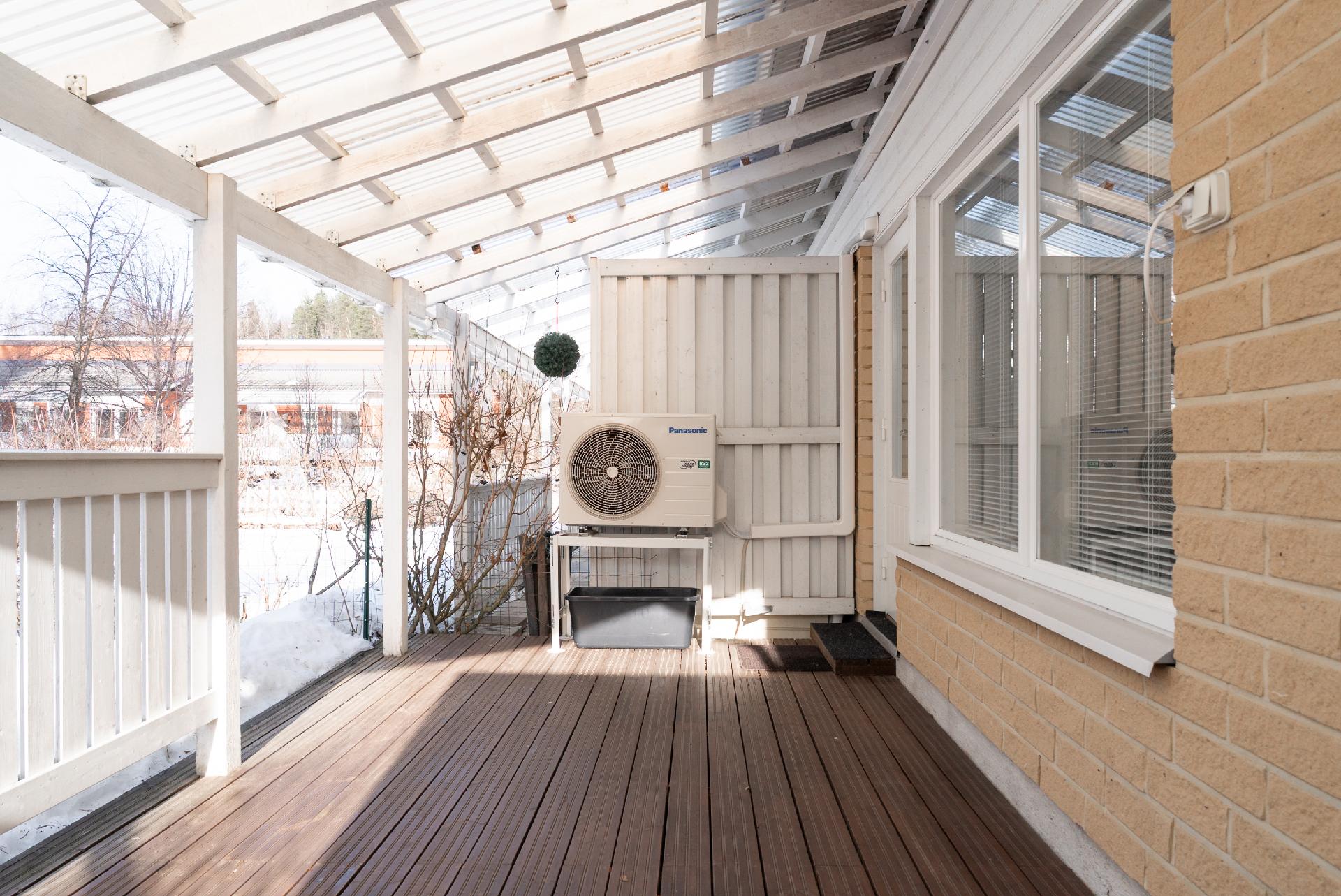 Katettu terassi, johon käynti olohuoneesta