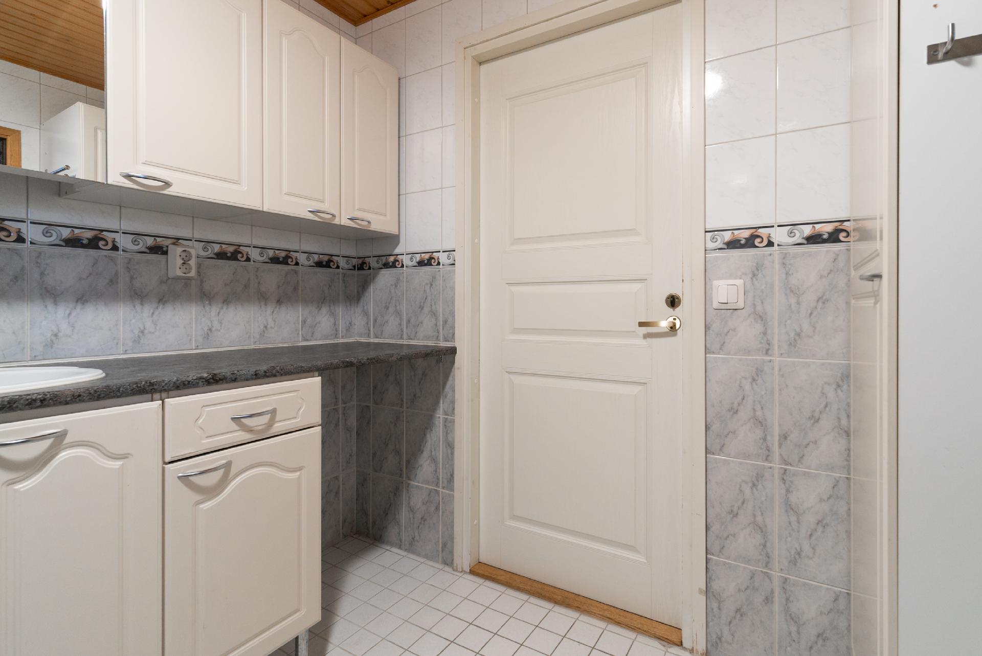 Kylpyhuoneessa kodinhoitotilaa