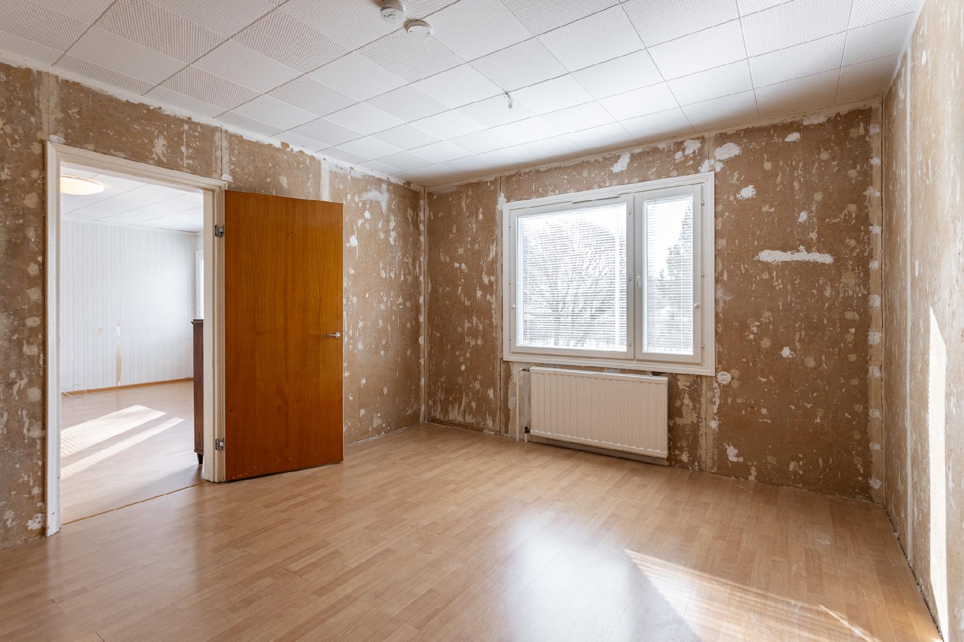 Keskikerroksen makuuhuone 1/ruokailuhuone