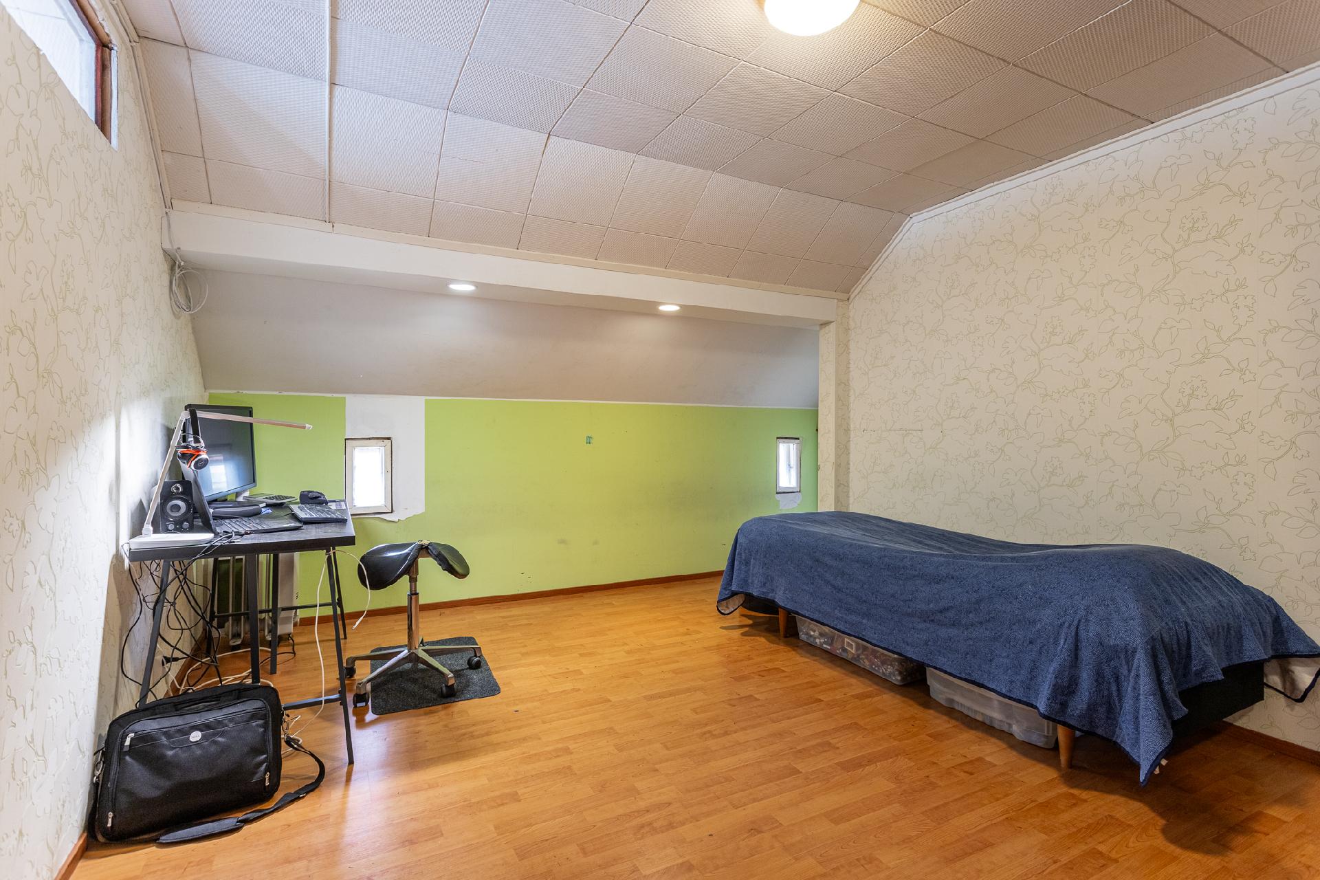 Yläkerran työtila jaettu makuuhuone 2:sta