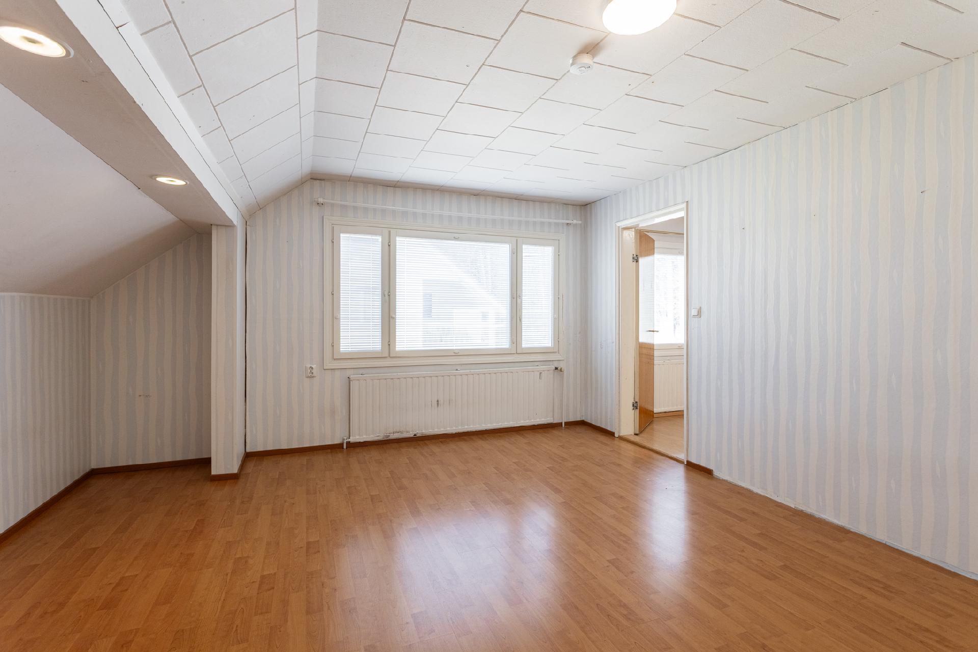 Yläkerran makuuhuone 1