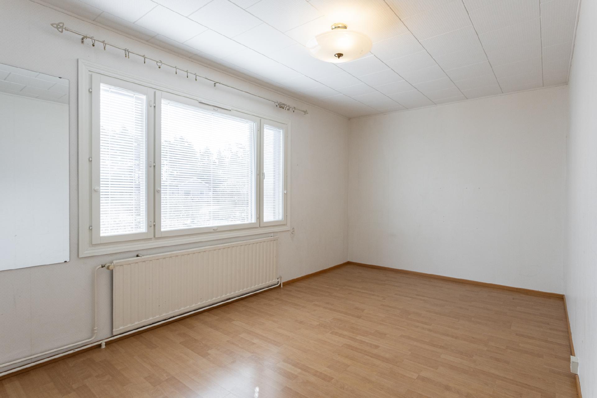 Keskikerroksen makuuhuone 2