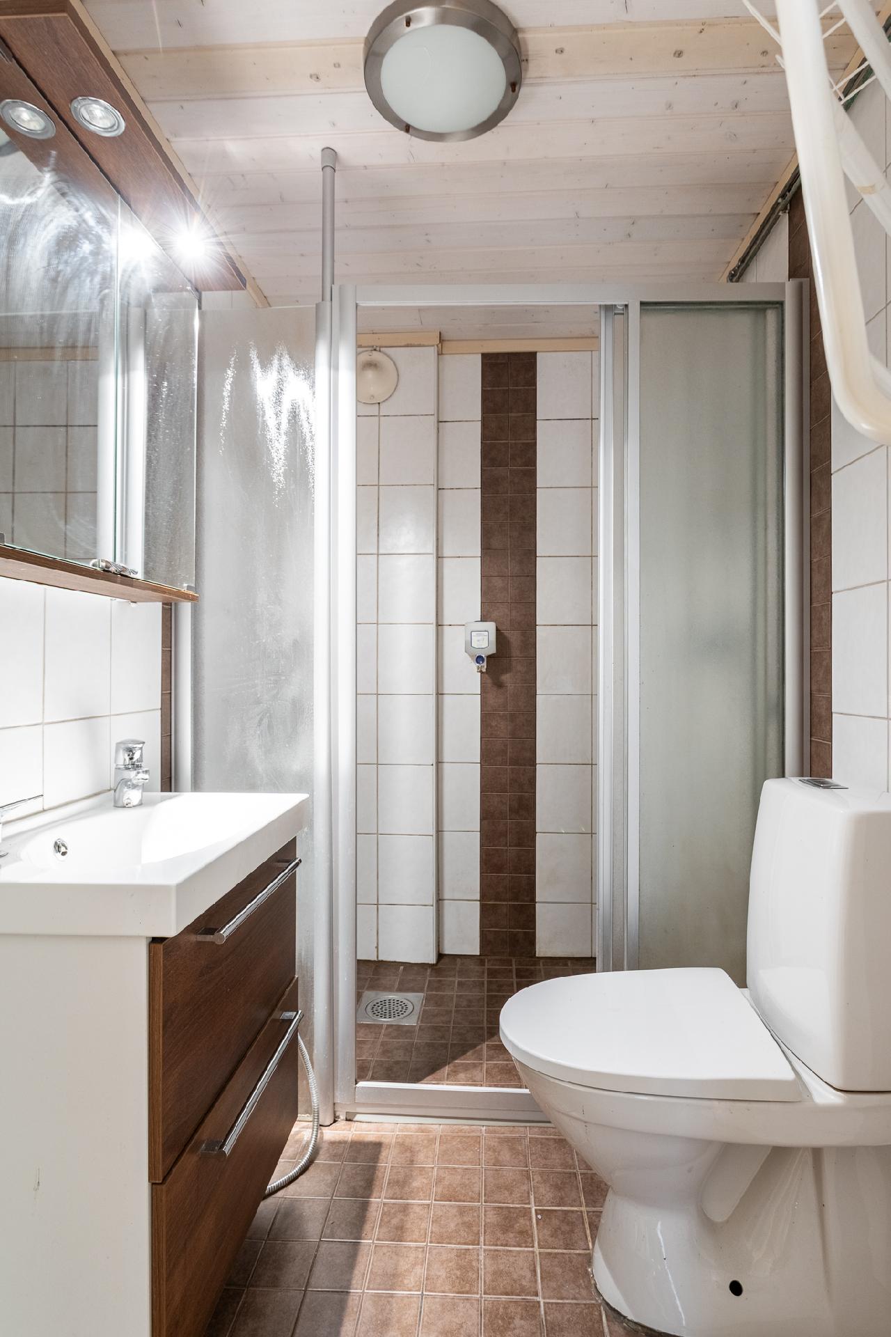 Yläkerran kylpyhuone/wc