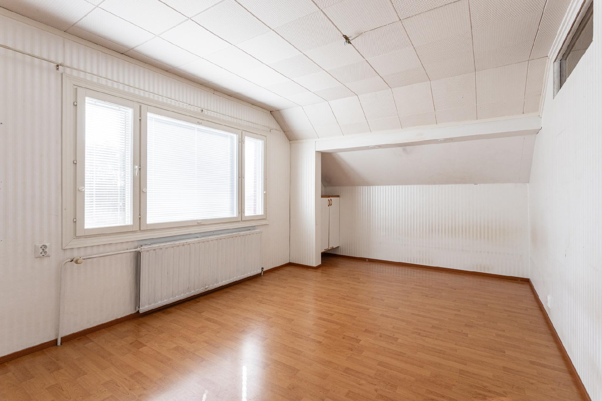 Yläkerran makuuhuone 2