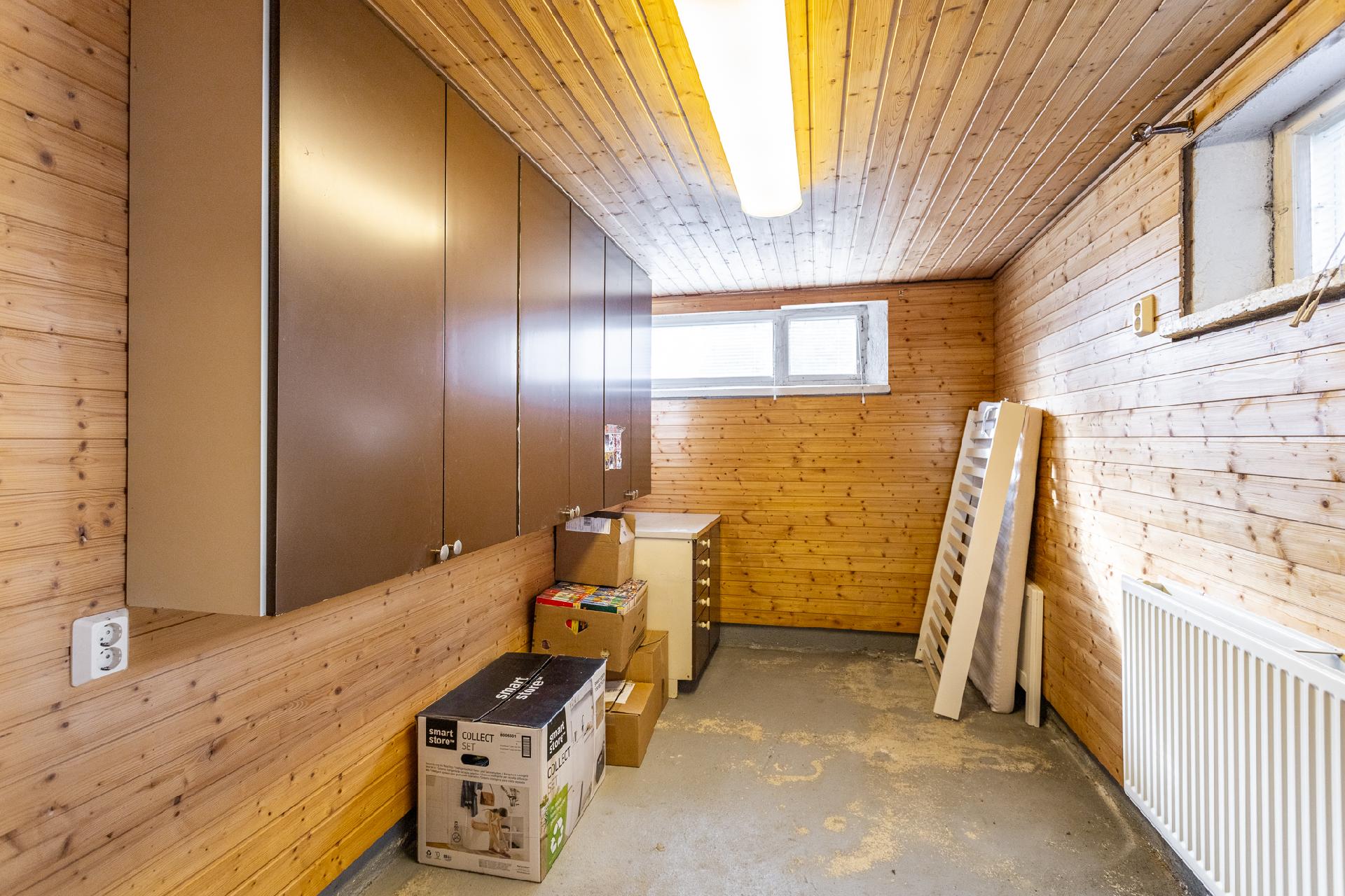 Kellarikerroksen varasto / khh