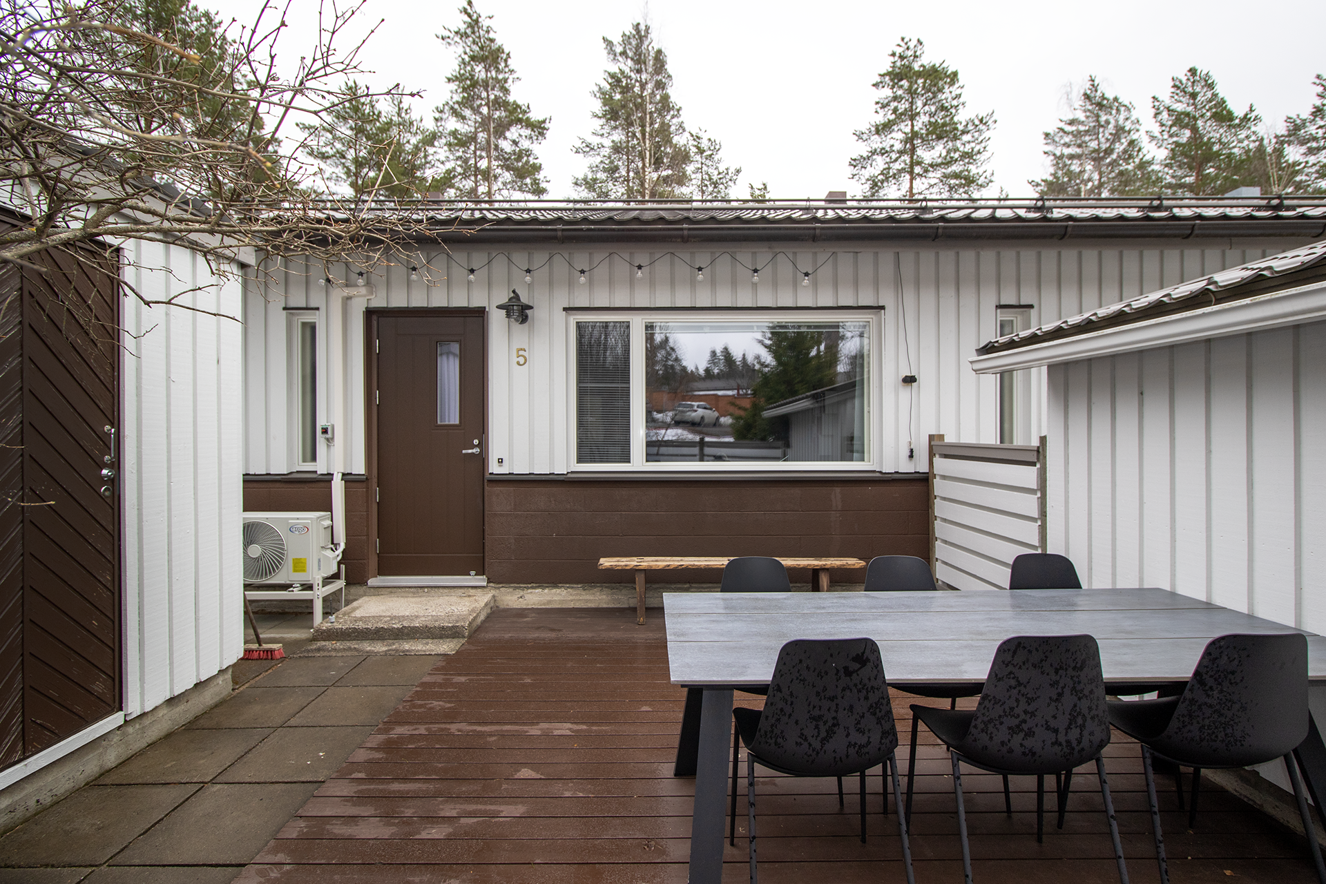 Sisääntulo ja huoneiston käytössä oleva piha-alue.