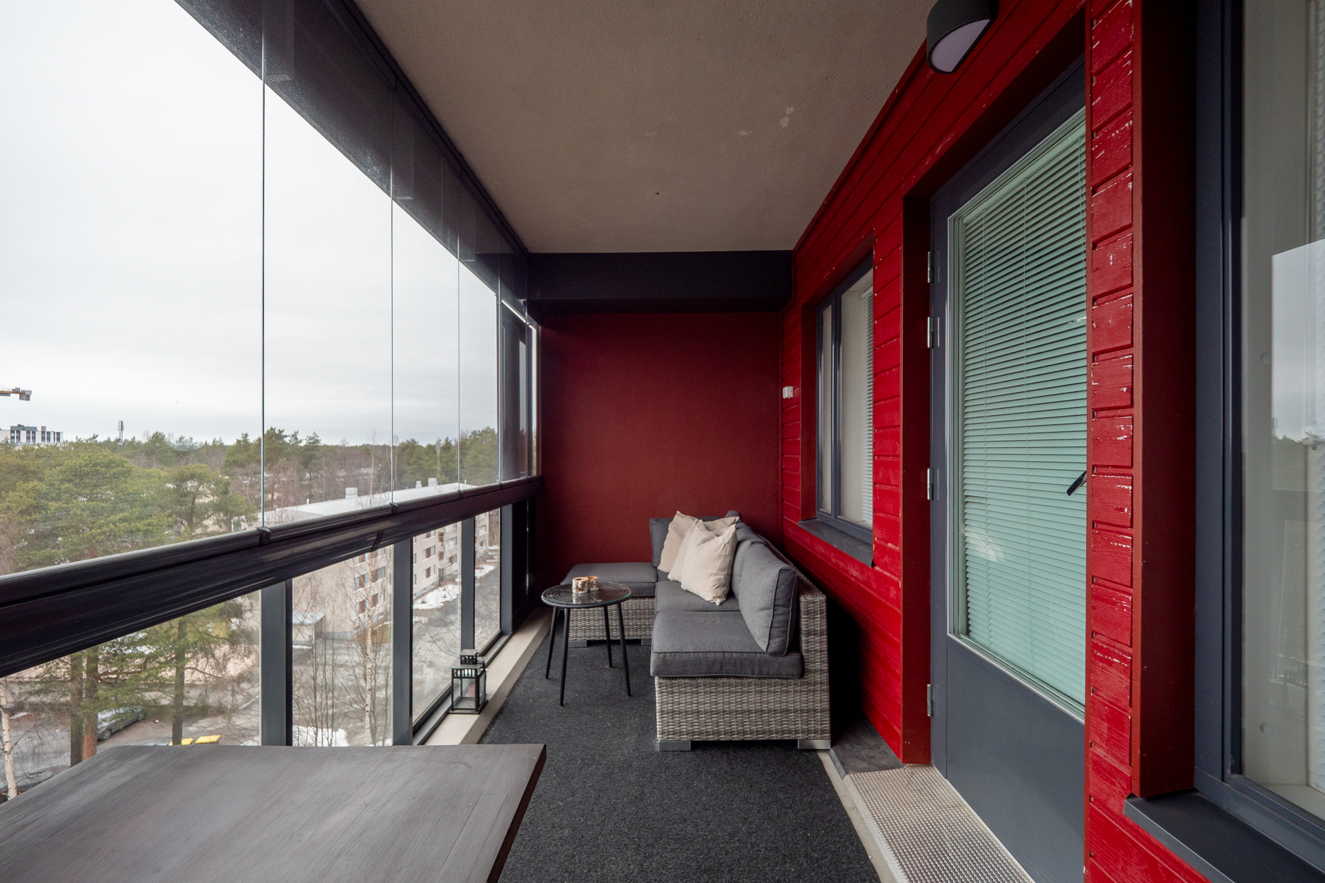 Tilava lasitettu parveke.