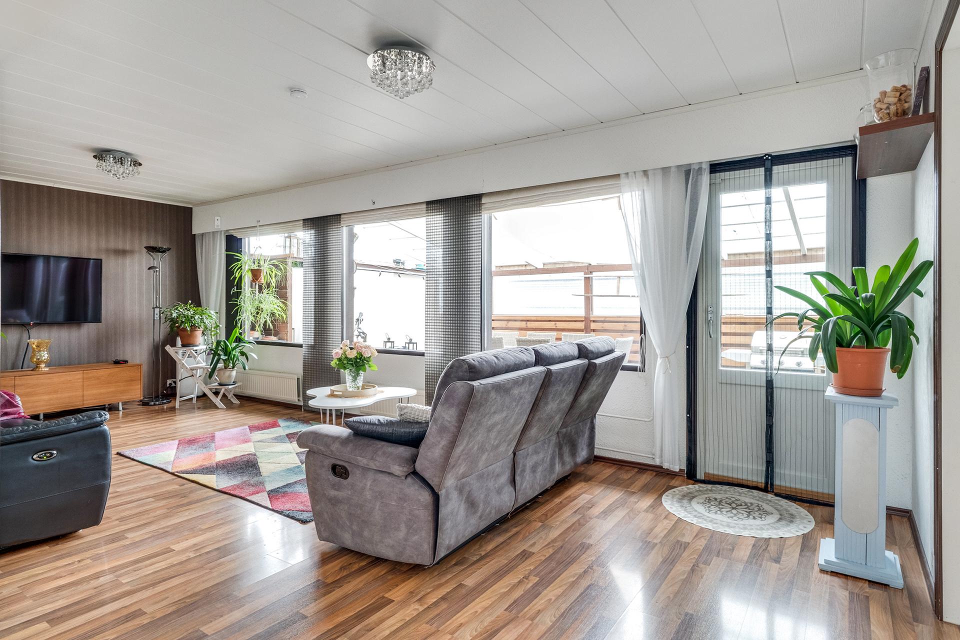 Olohuoneesta käynti terassille.