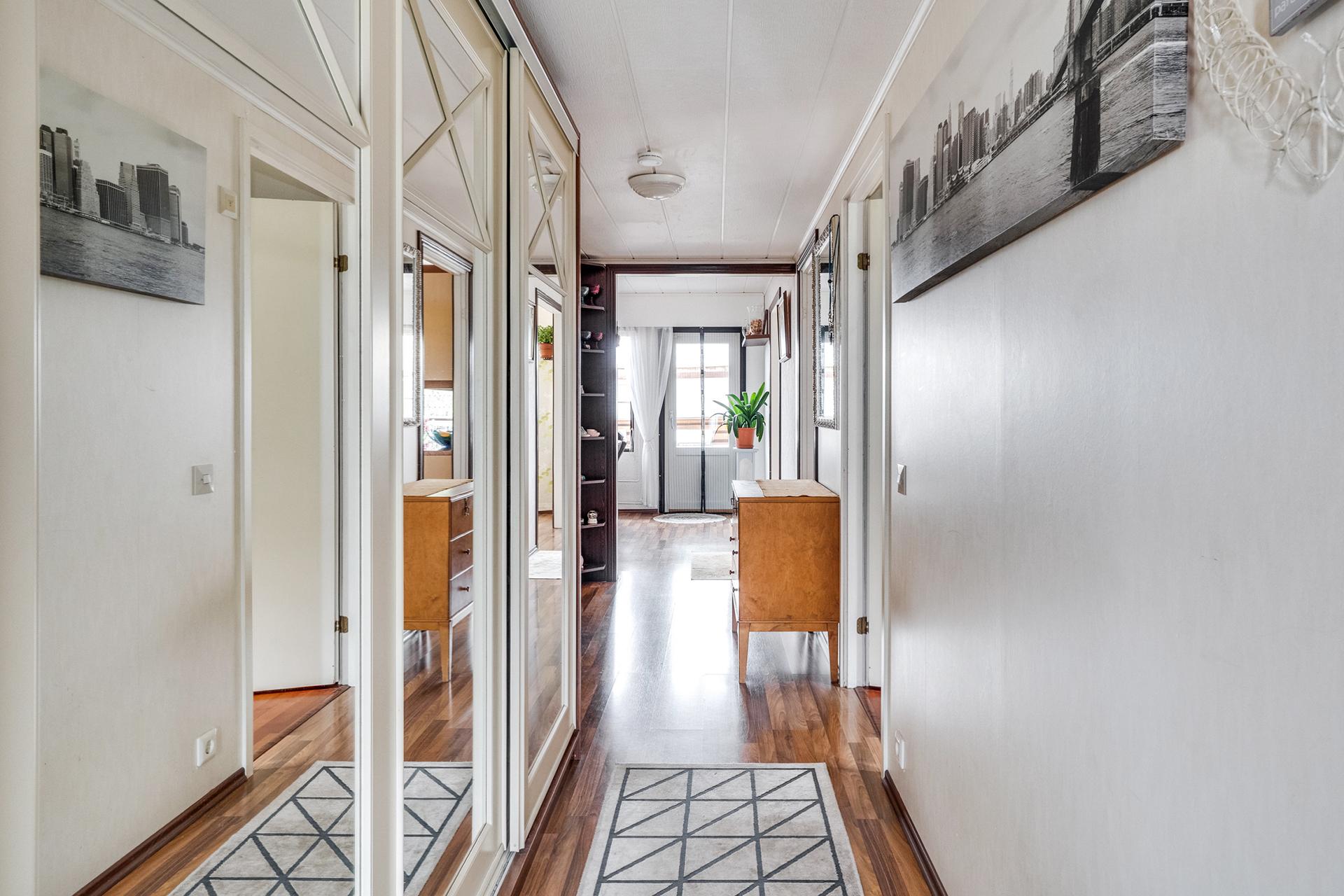 Näkymää eteisestä.