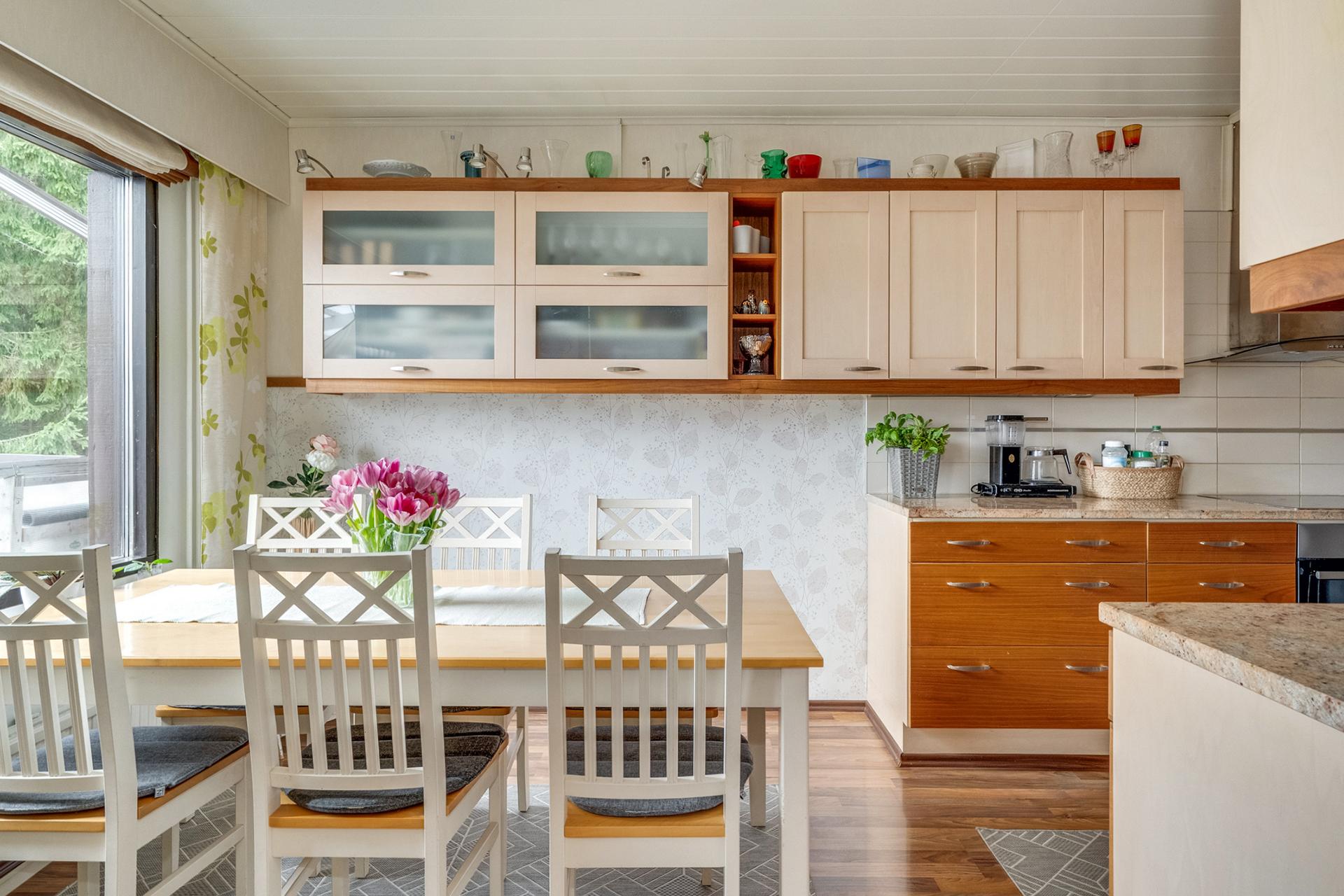 Keittiön jatkeeksi mahtuu hyvin ruokapöytä.