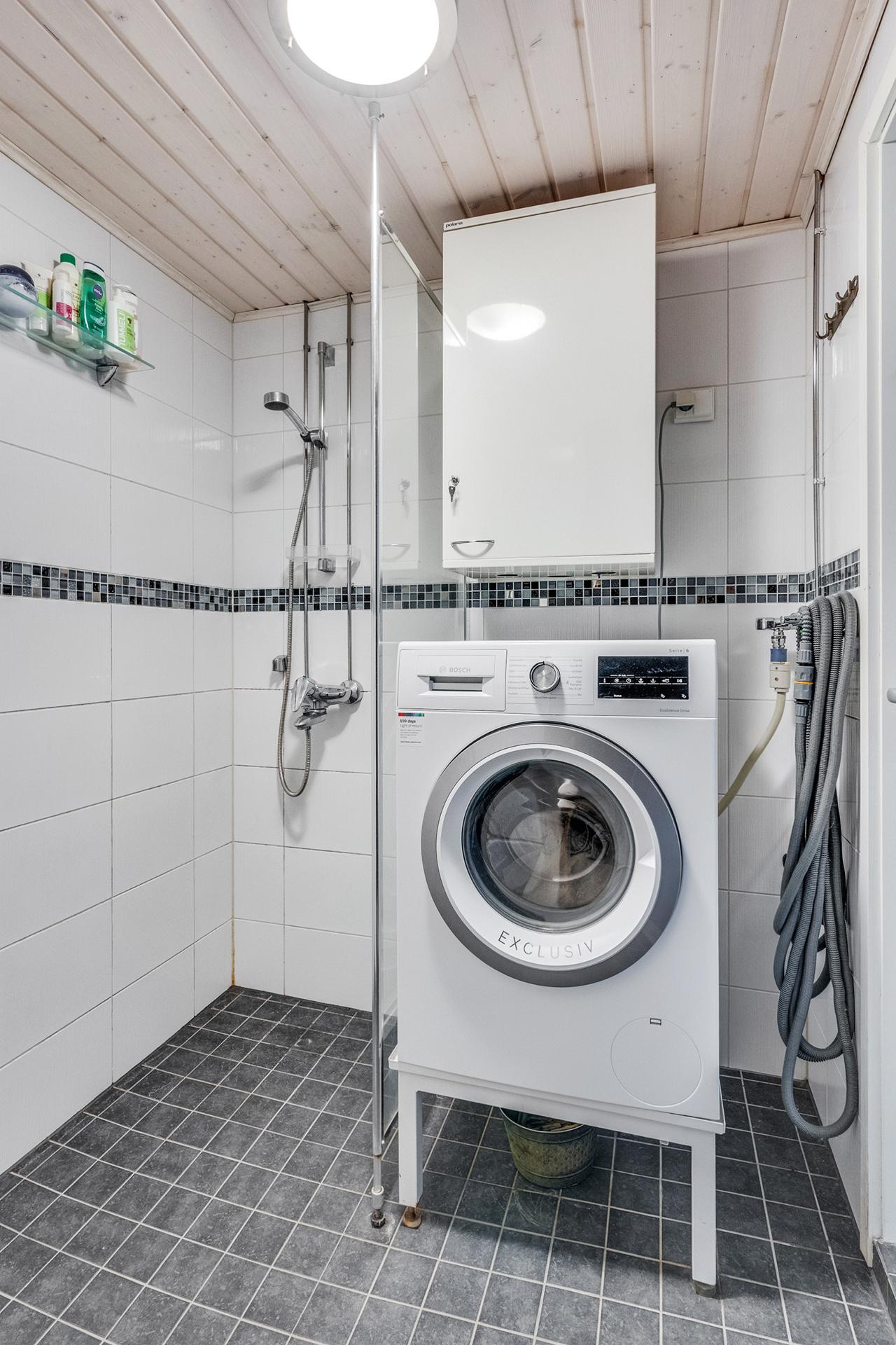 Kylpyhuoneeseen mahtuu hyvin pyykinpesukone.