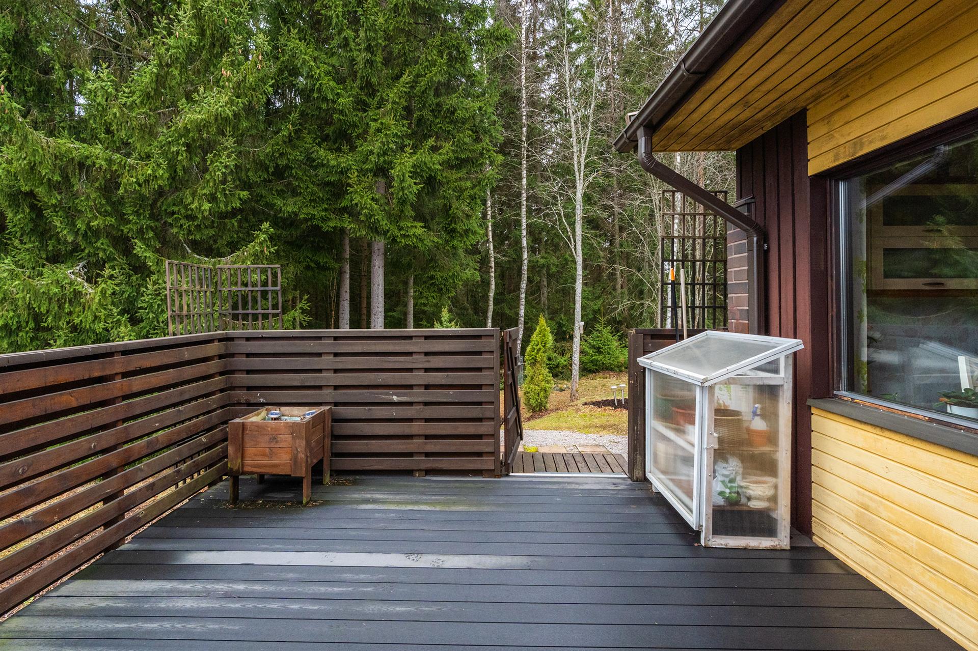 Terassilta on käynti suoraan metsäpoluille.