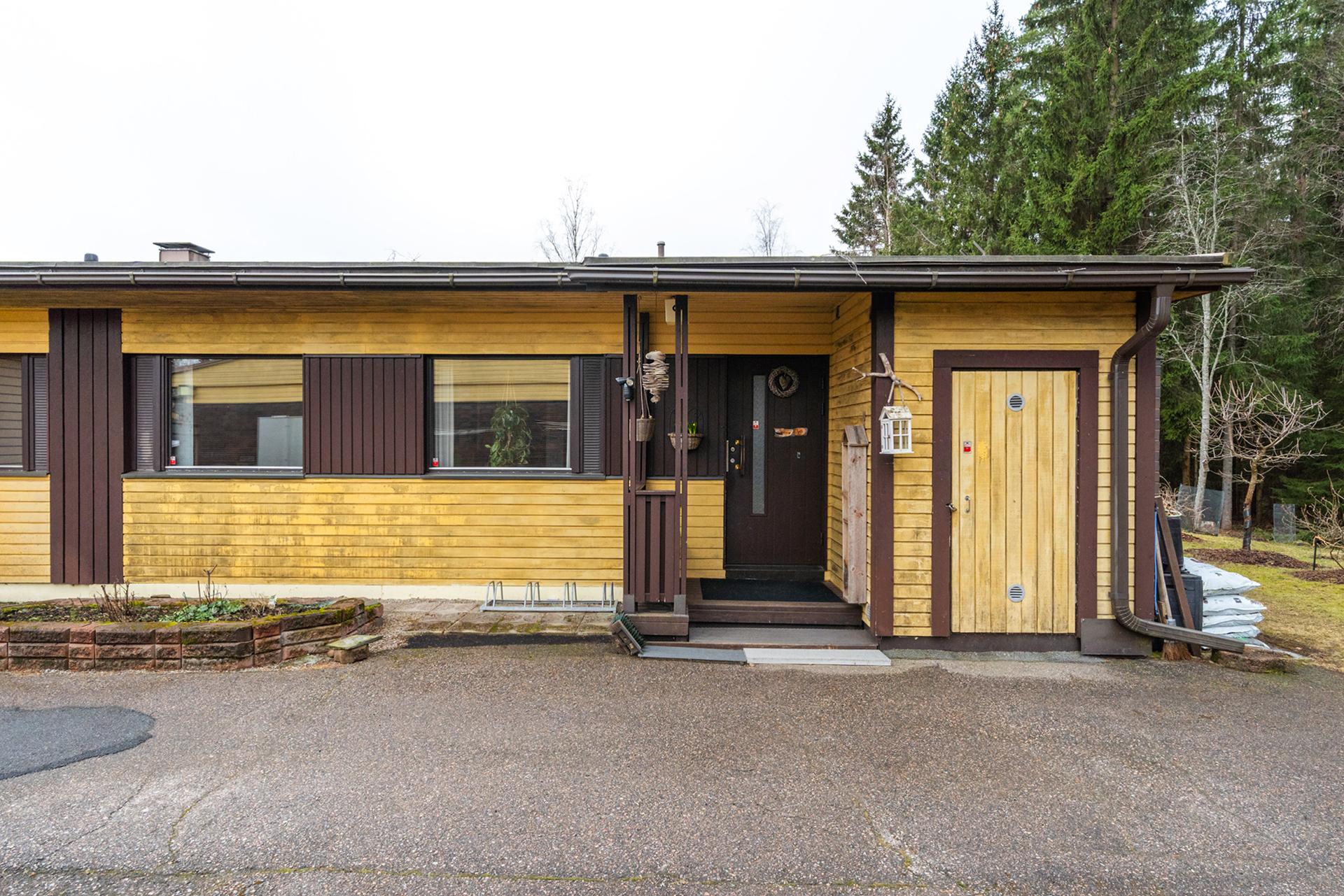 Asunnon vierestä löytyy ulkovarasto.