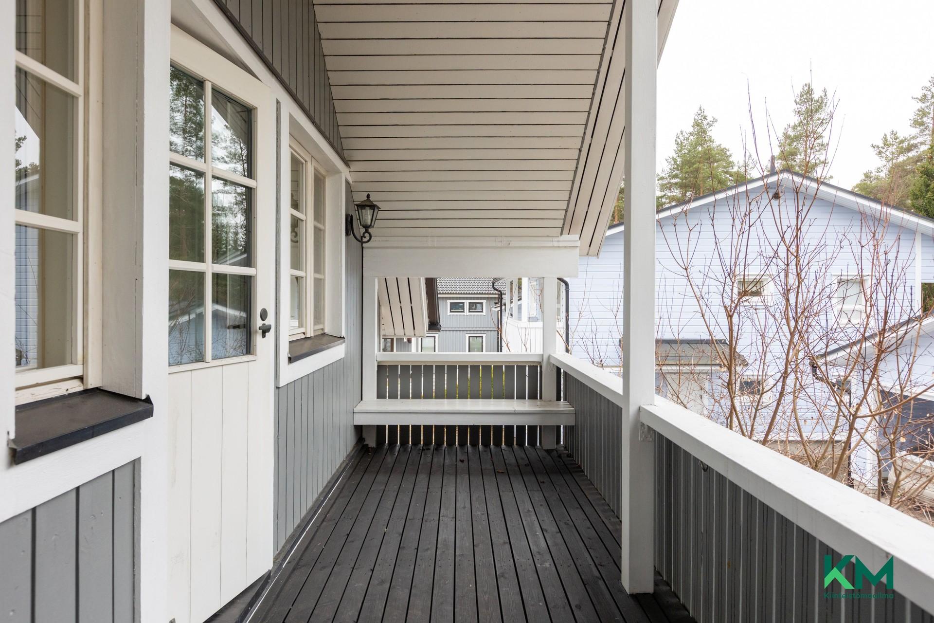 Iso katettu parveke talon päädyssä