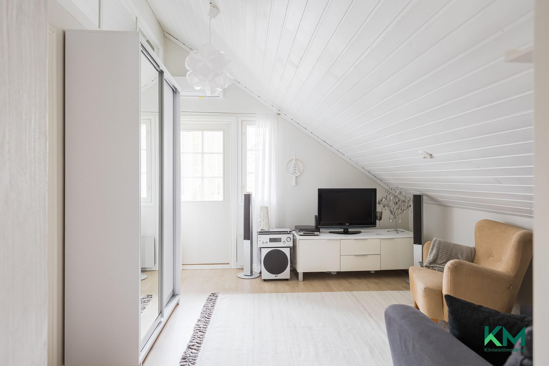 Yläkerran aulaa ja käynti isolle parvekkeelle