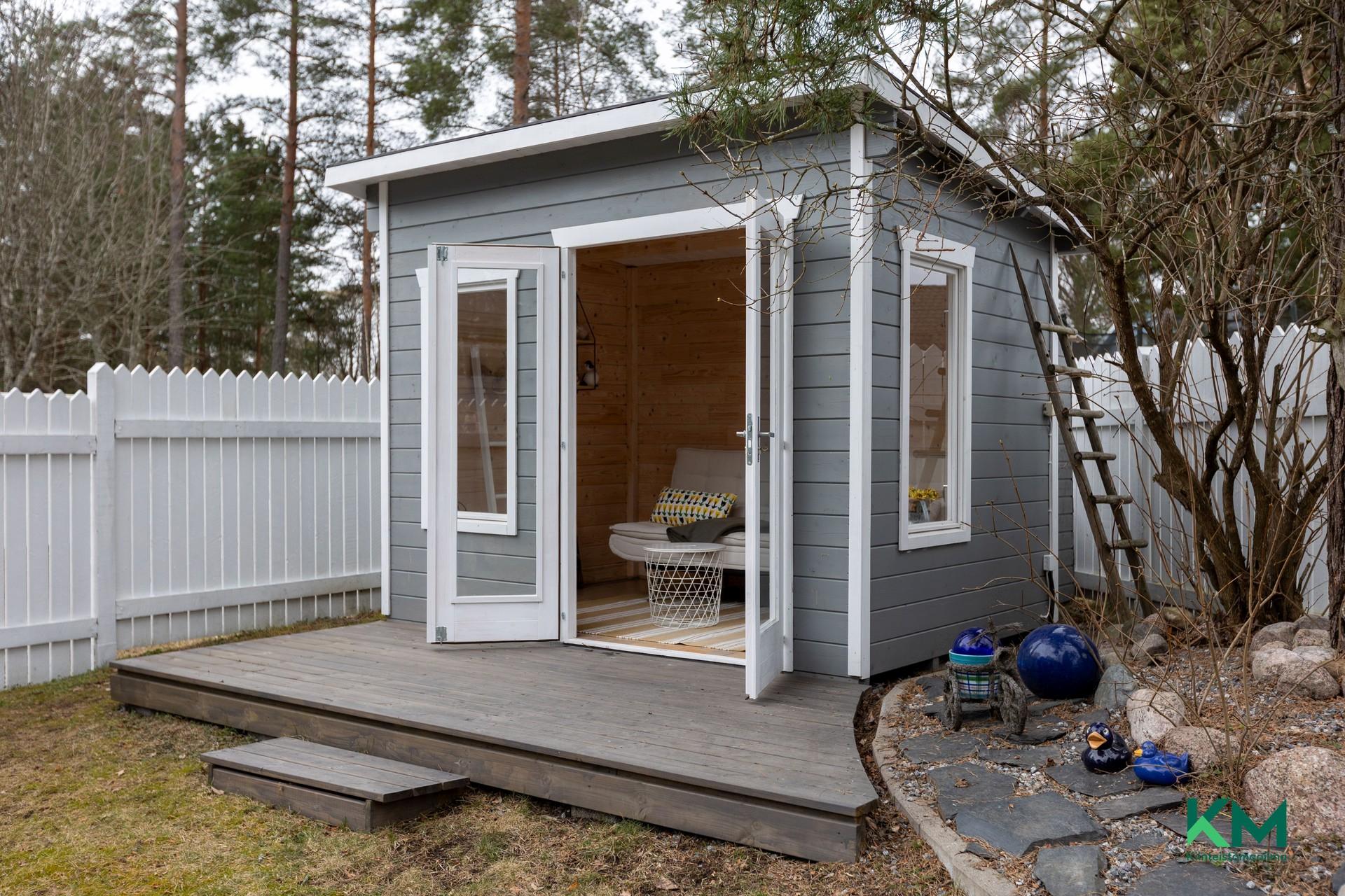 Monikäyttöinen kesähuone ja pieni terassi