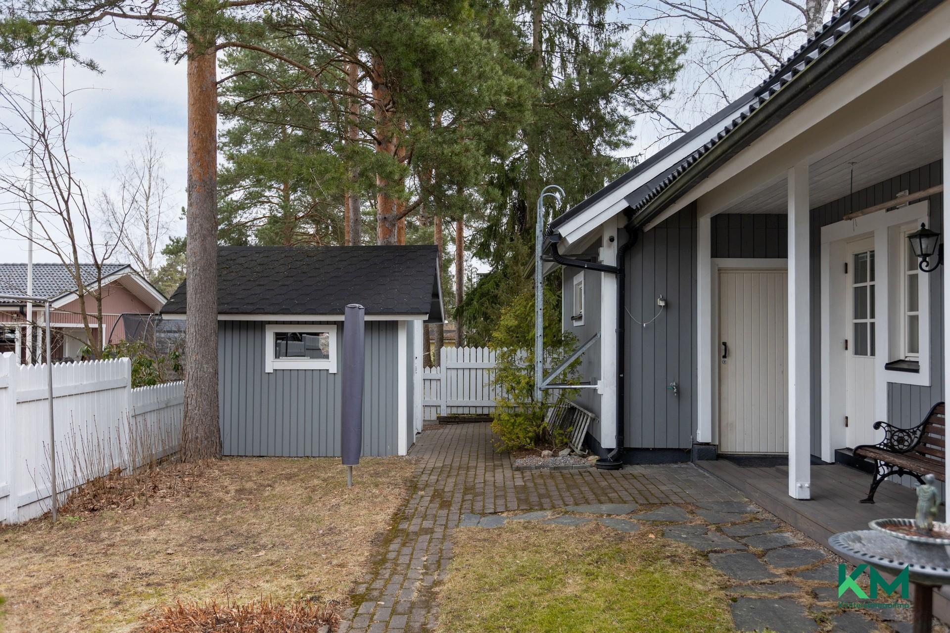 Pyykinkuivausteline ja puuvarasto