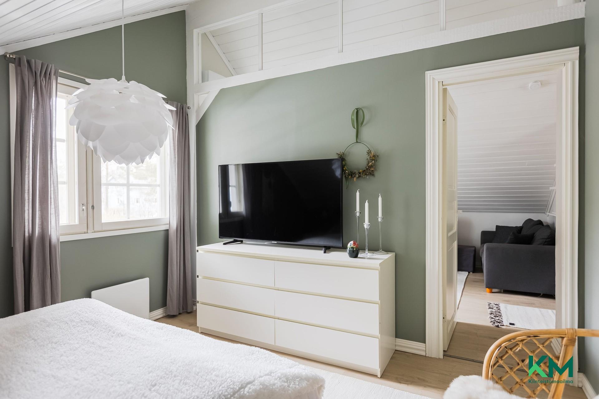Makuuhuone on valoisa ja tilava 