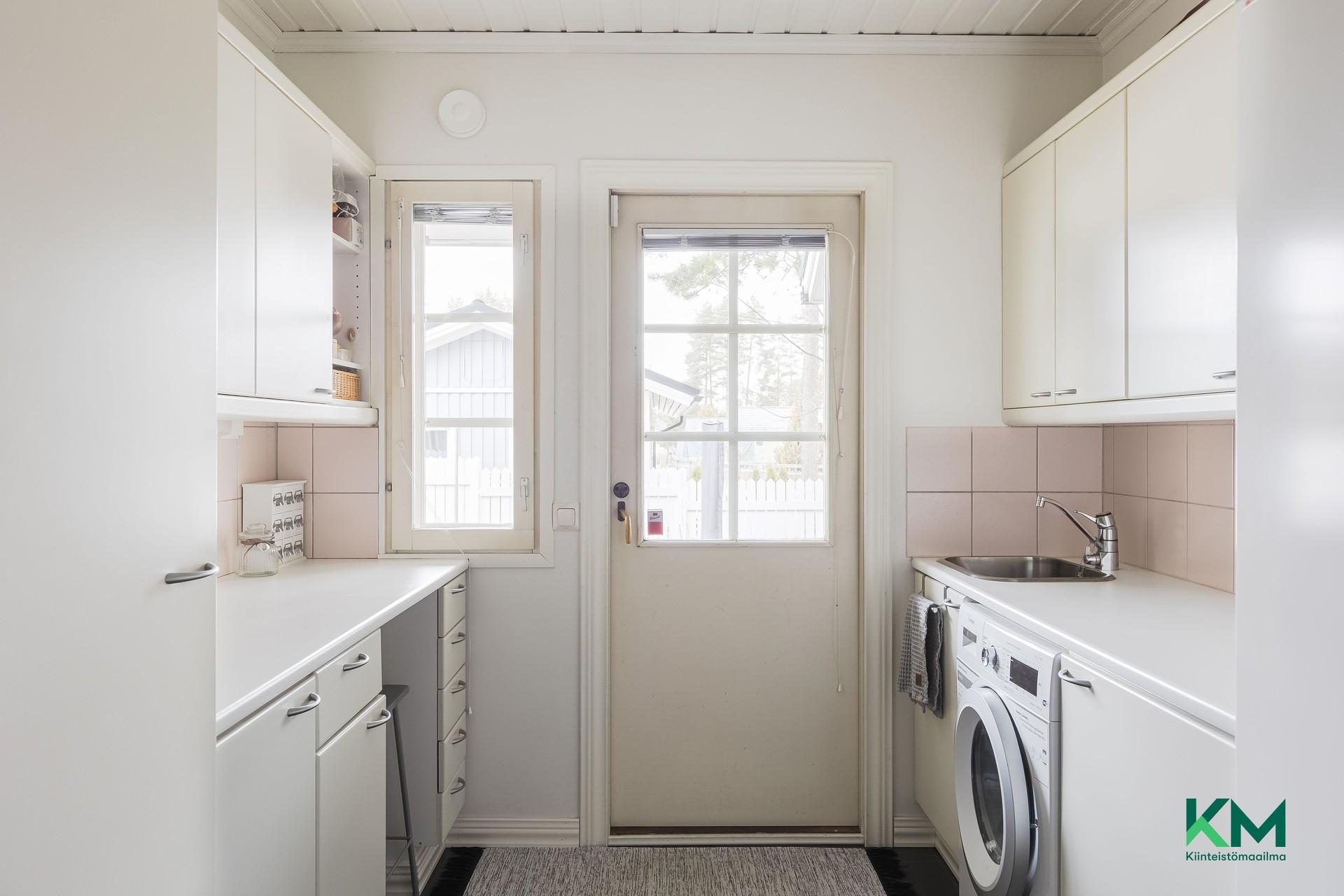 Kodinhoitohuoneesta on käynti ulos takapihalle