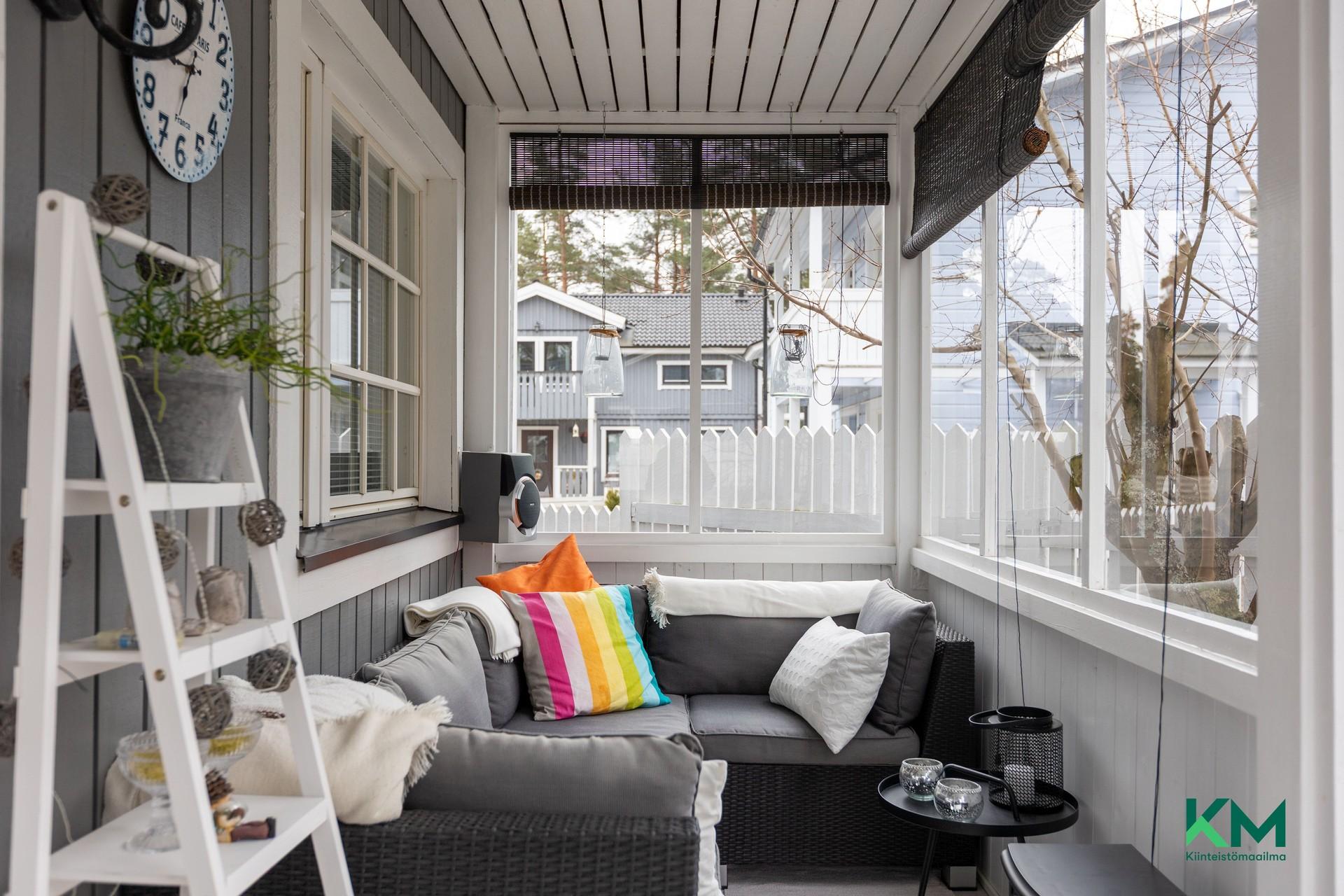 Tunnelmallinen lasitettu terassi viettää aikaa ympäri vuoden