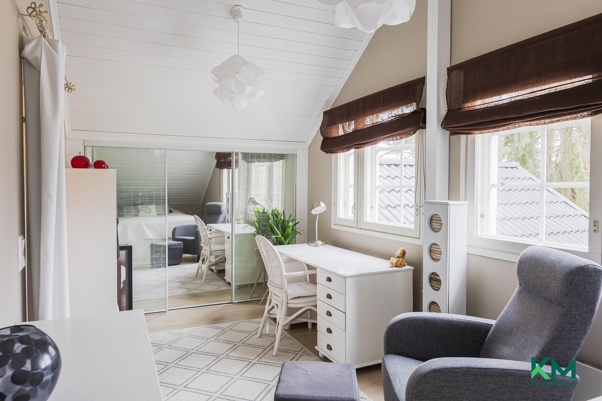 Työskentelytilaa ja säilytystilat peililiukuovien takana