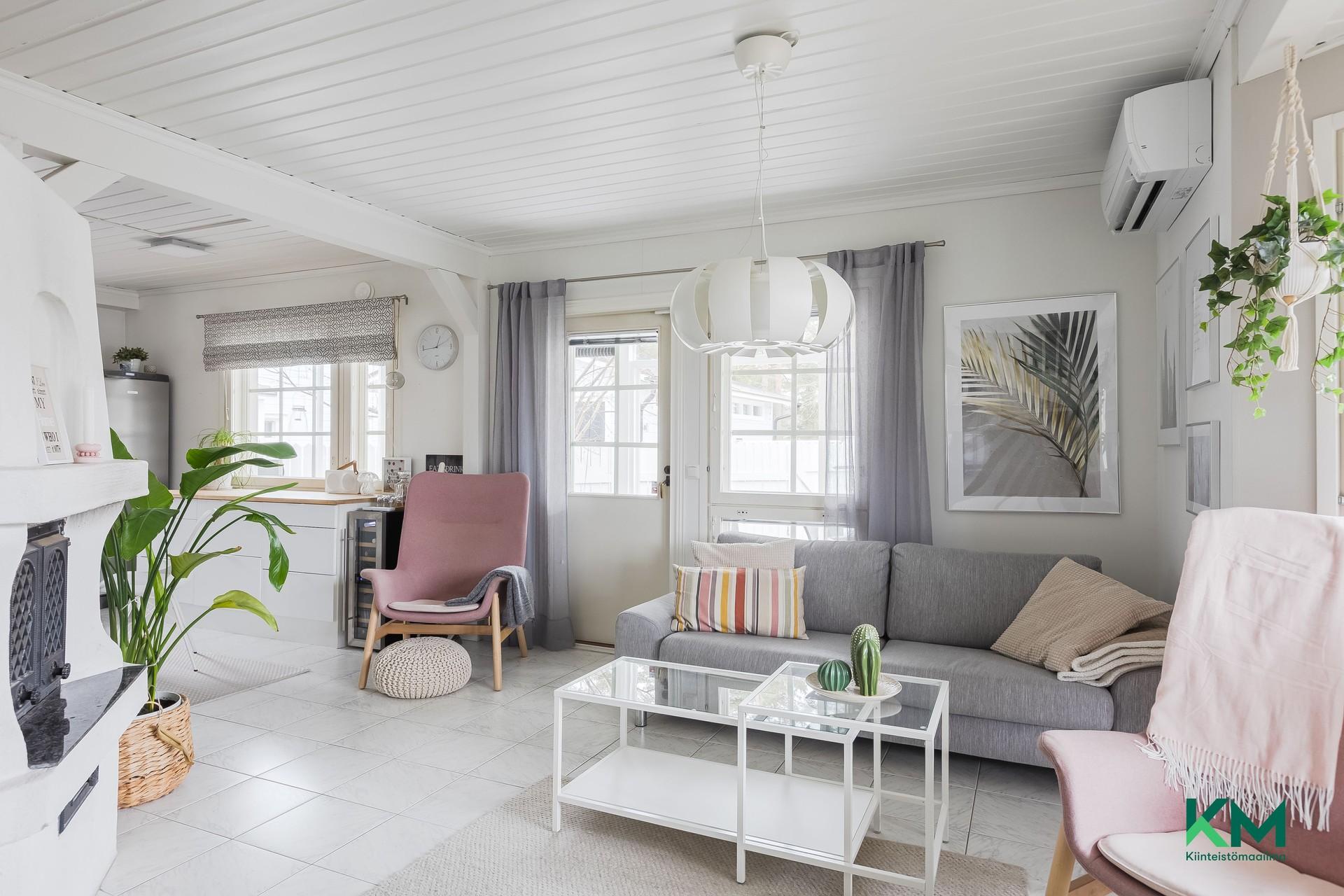 Käyntiovi olohuoneesta lasitetulle terassille