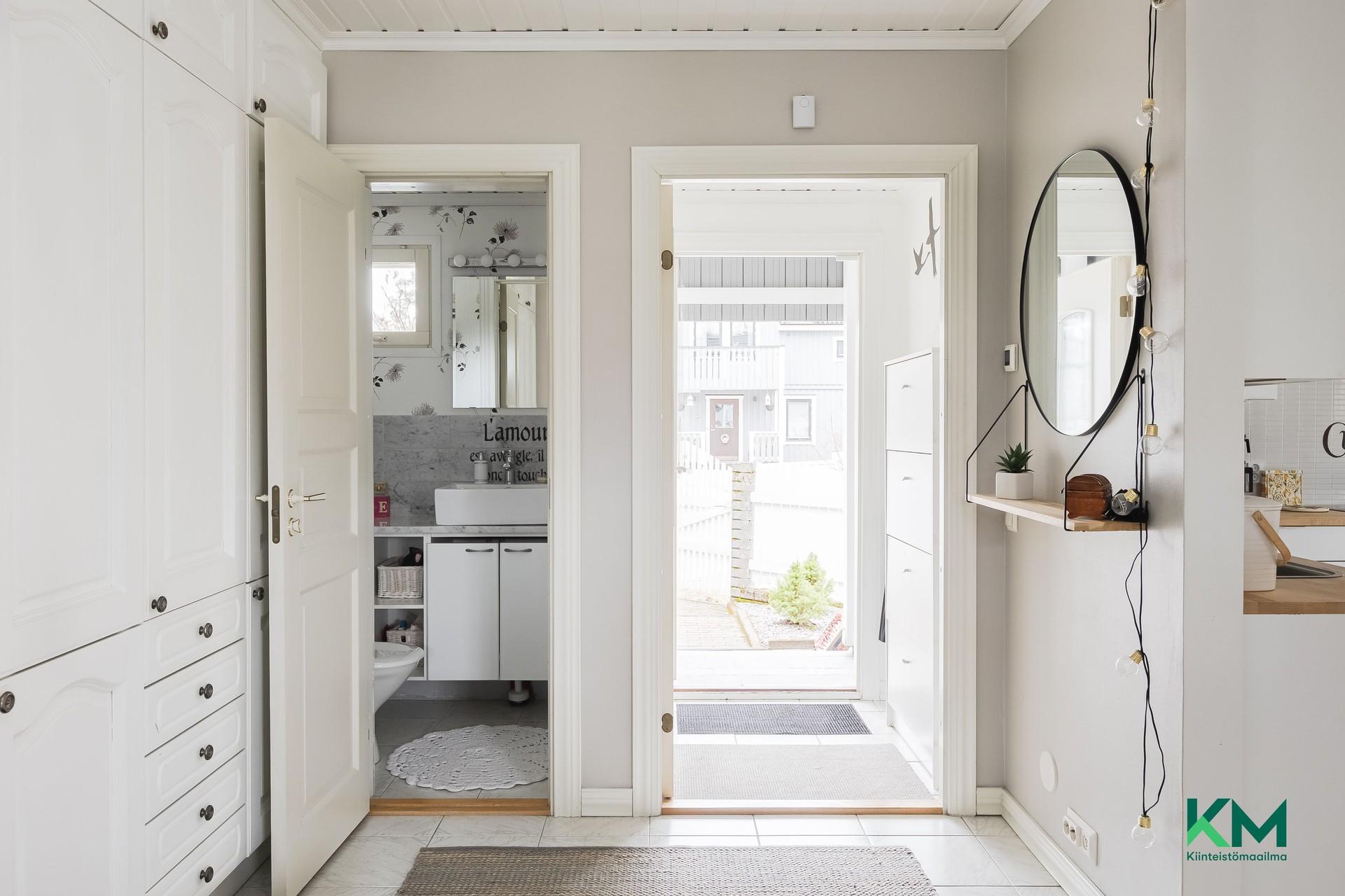 Tuulikaappi ja eteistä