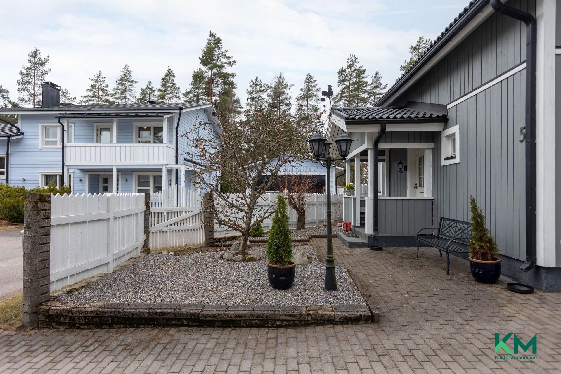 Etupiha ja sisäänkäynti