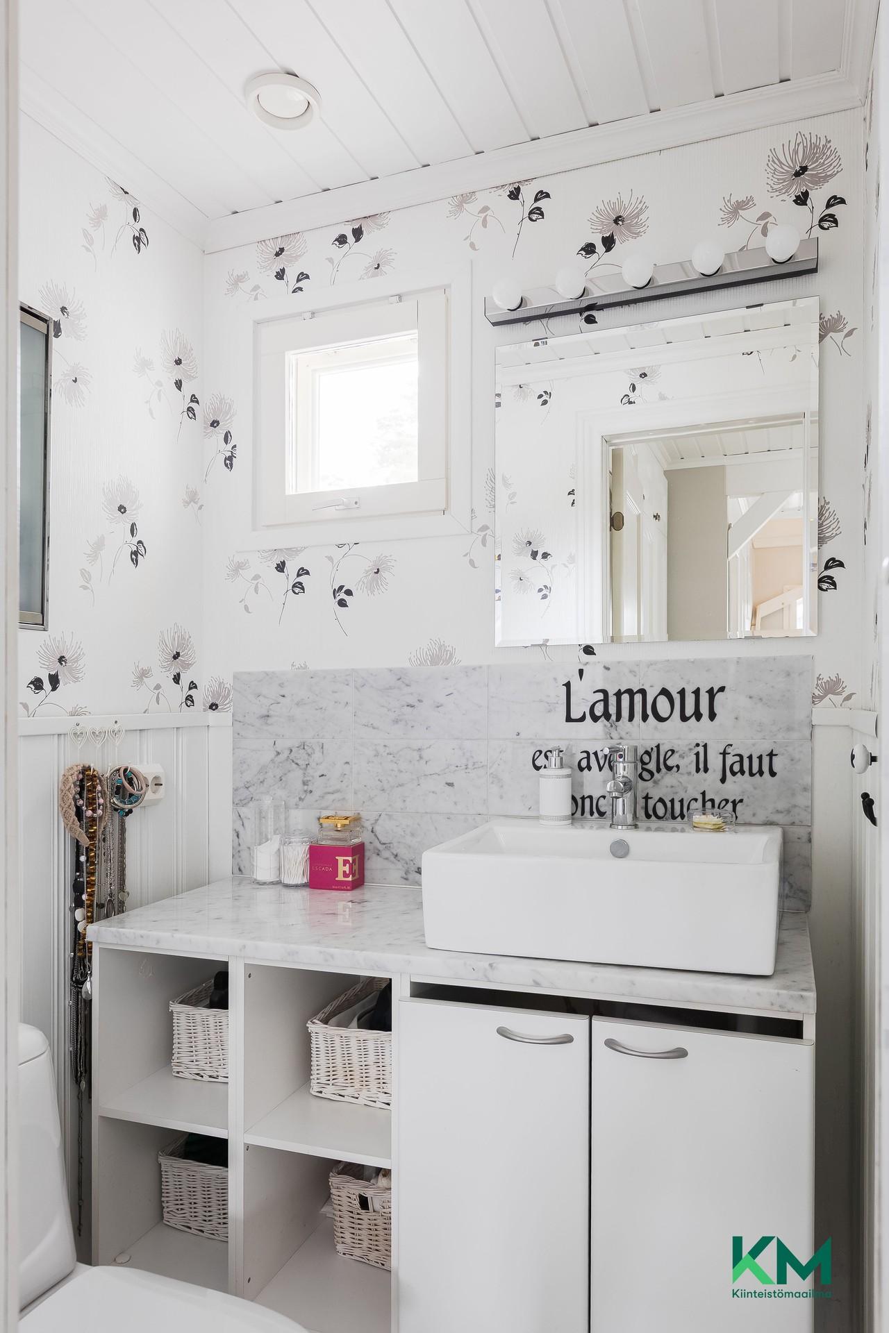 Erillinen wc alakerrassa