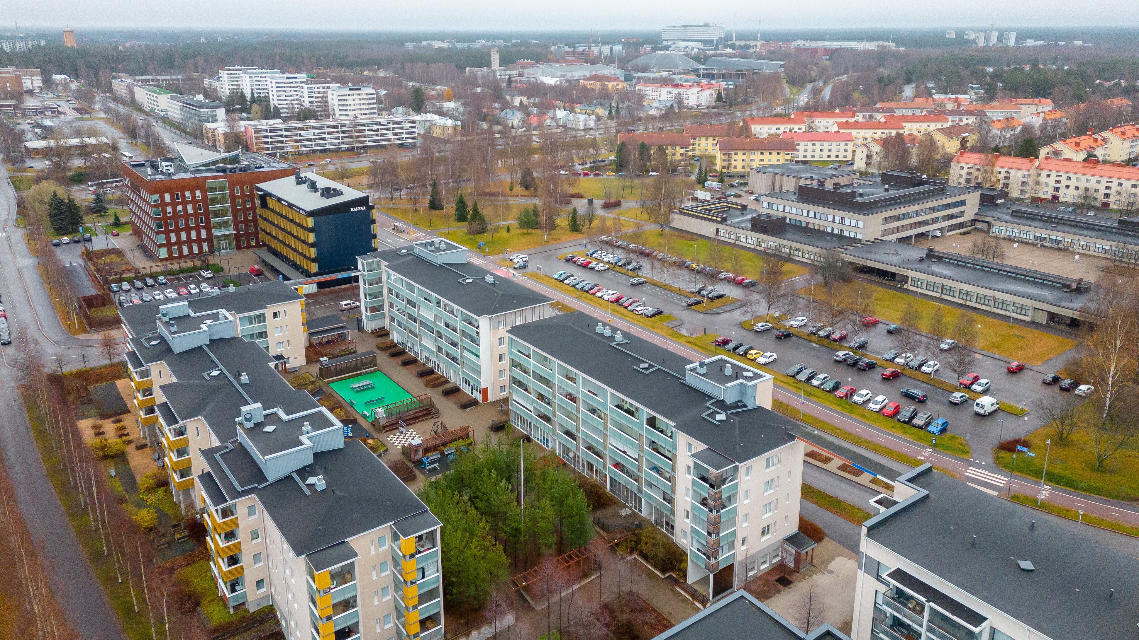 Taloyhtiön sisäpihalla kuntoilukeskus