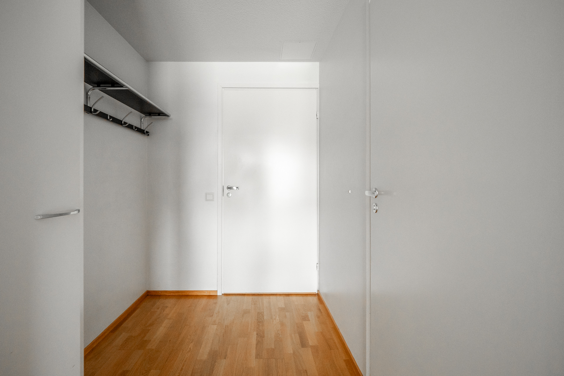 Näkymä ulko-ovelle päin