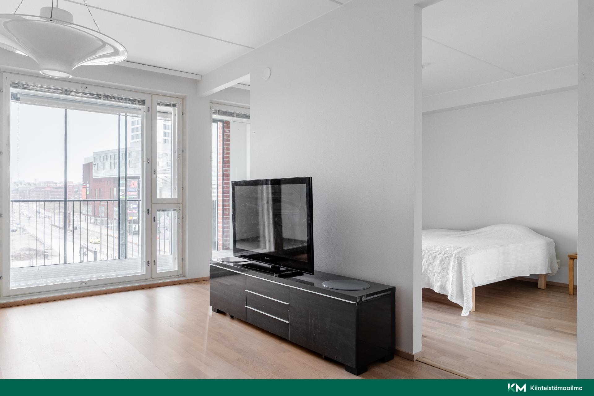 Olohuoneesta käynti lasitetulle parvekkeelle ja makuuhuoneeseen