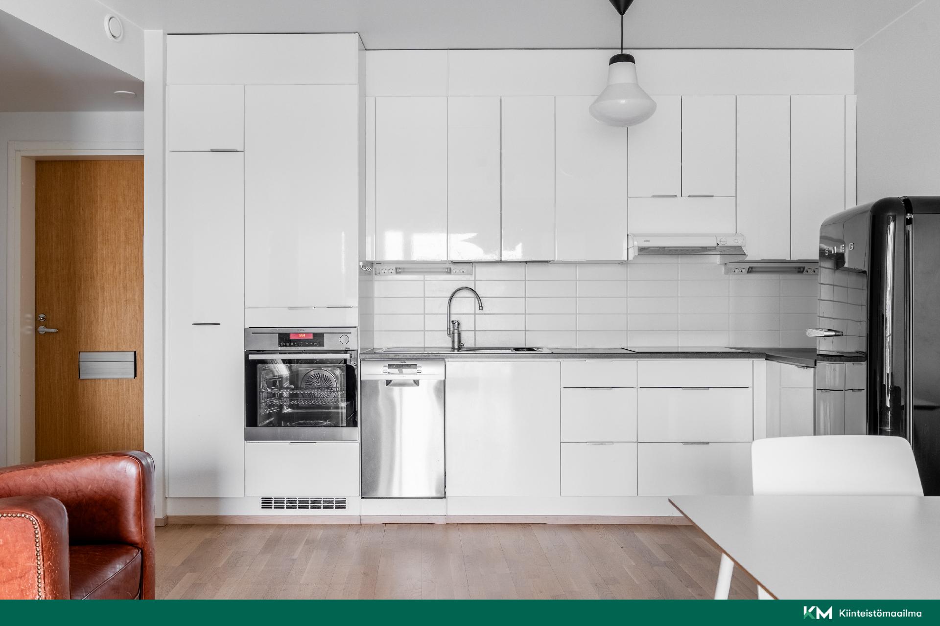 Olohuoneen yhteydessä hyvin varusteltu keittiö