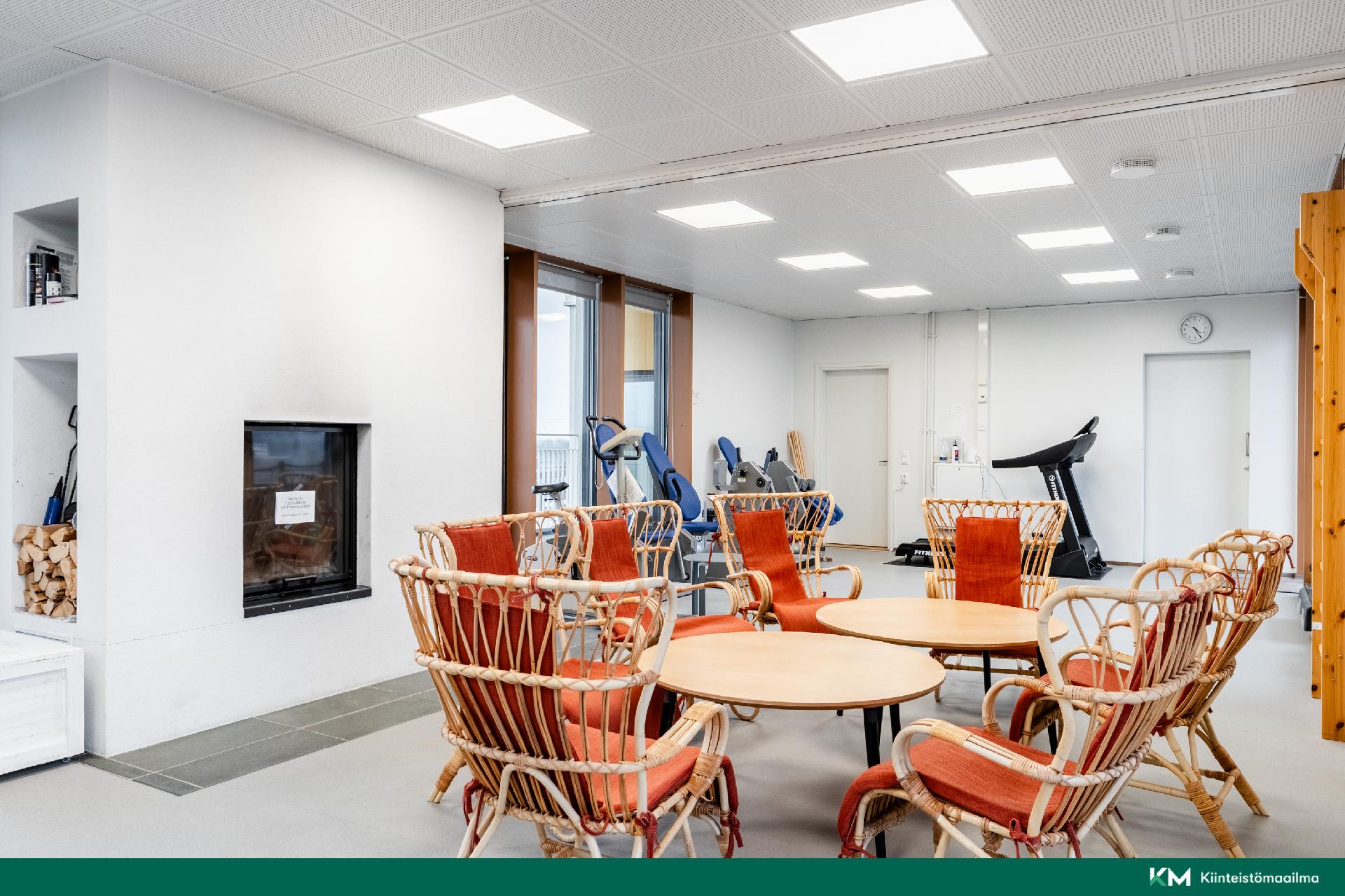 Asukkaiden käytössä olevat takkahuone ja kuntosali