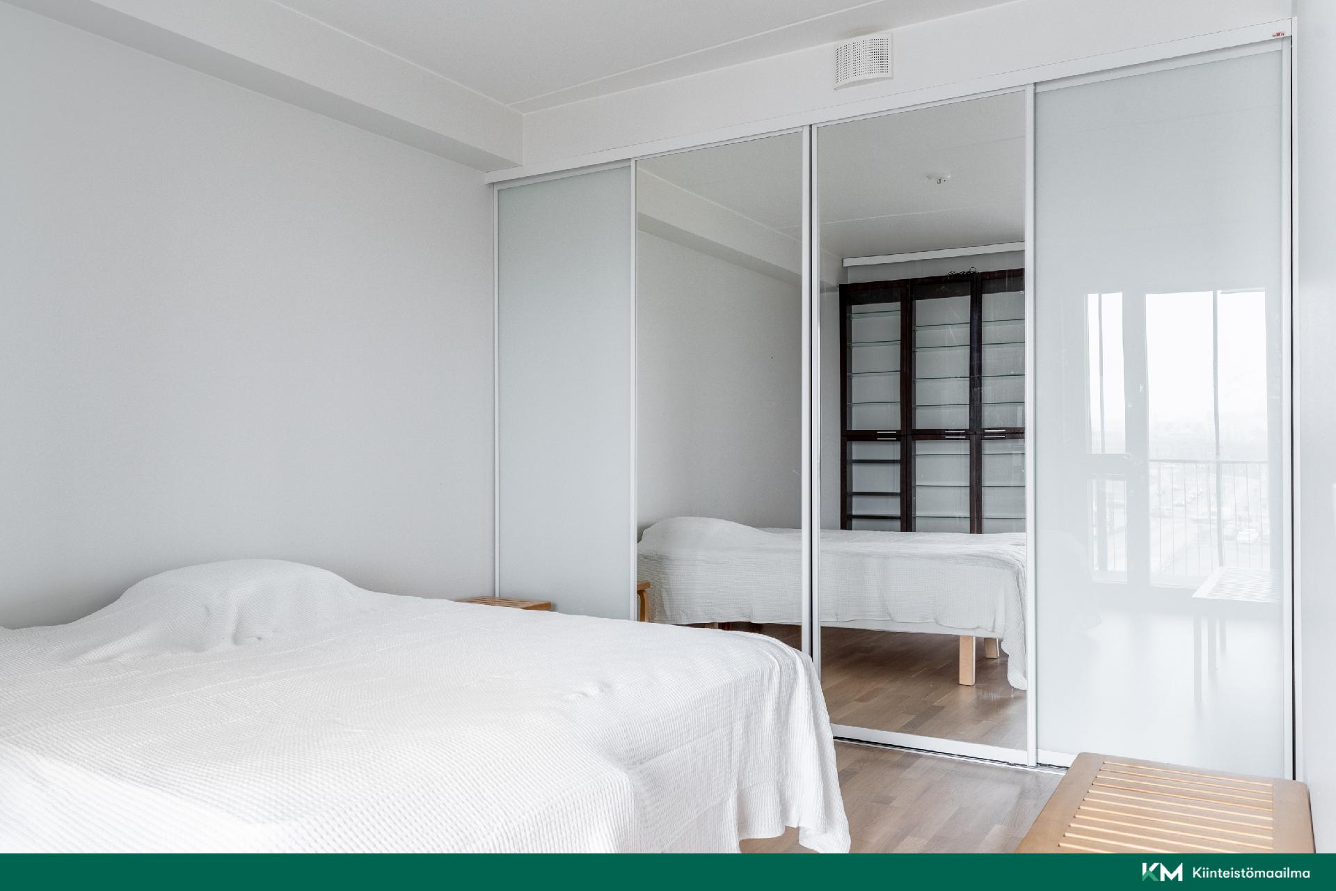 Makuuhuoneessa hyvin kaappitilaa