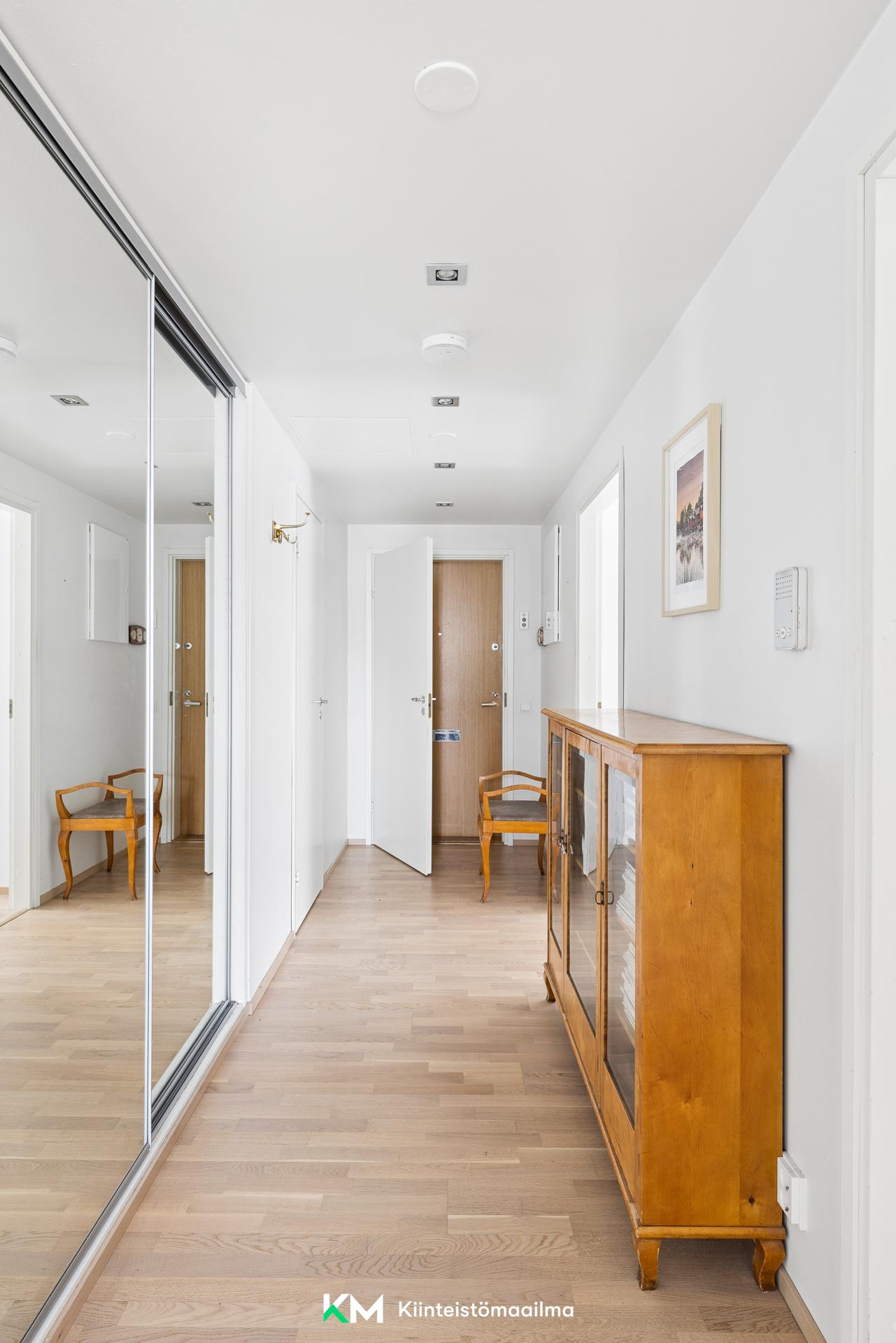 Eteisessä liukuovikaapistot