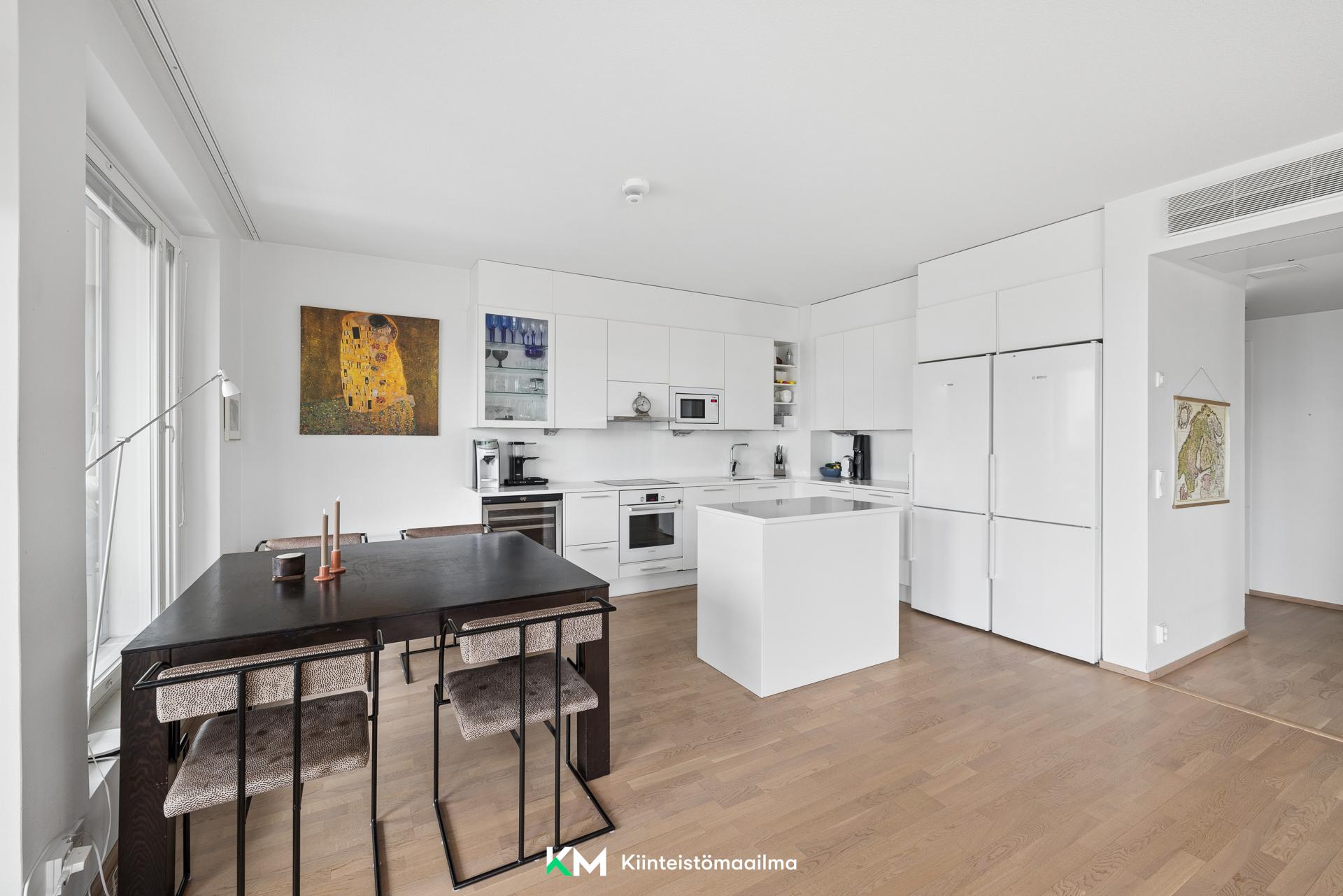 Tilava keittiö ruokailitiloineen