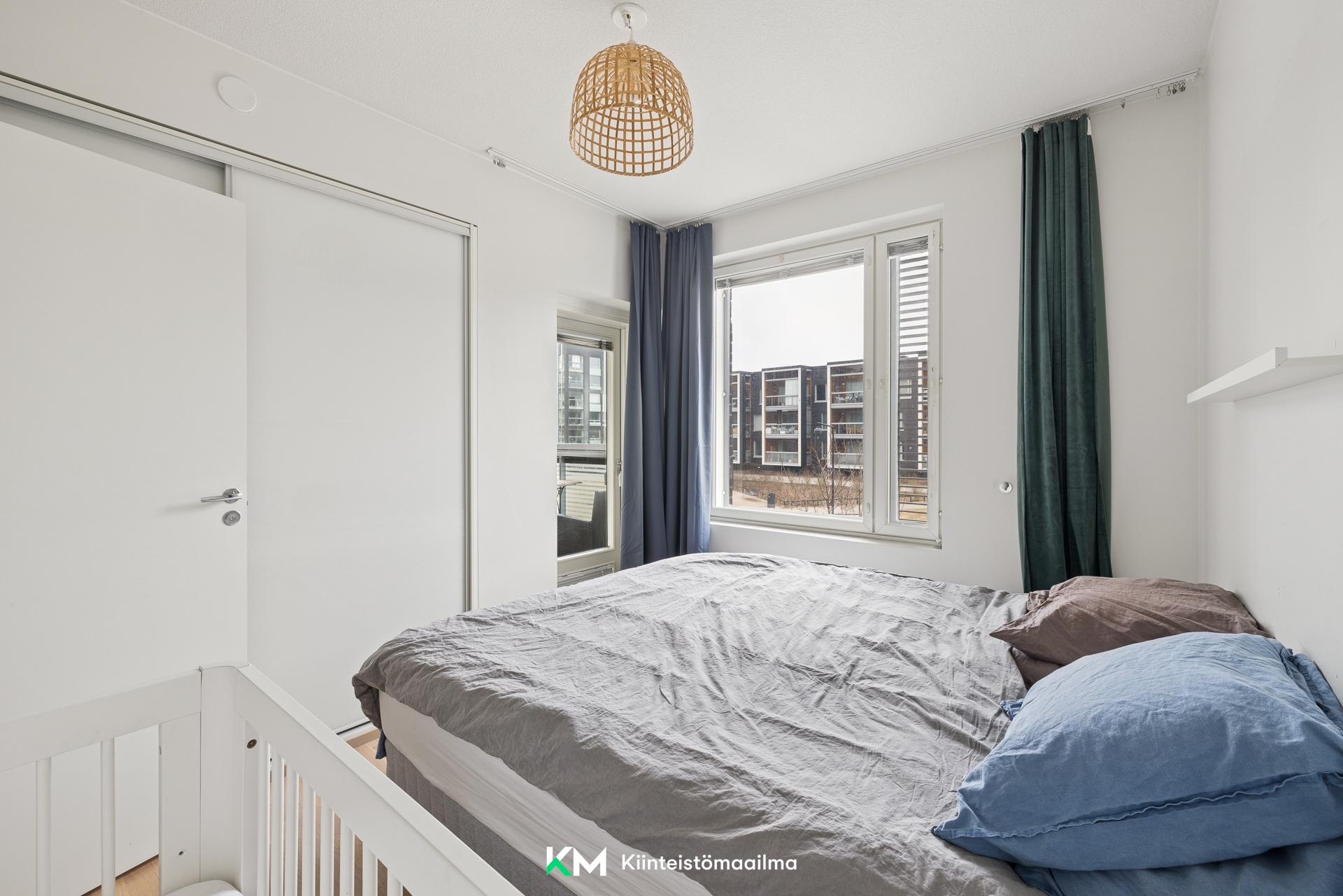 Myös makuuhuoneesta käynti parvekkeelle