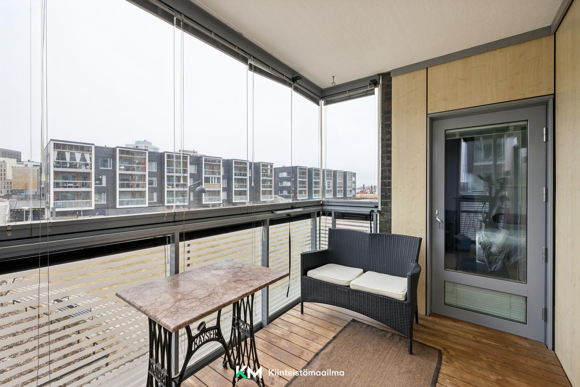 Etelän puolen lasitettu parveke