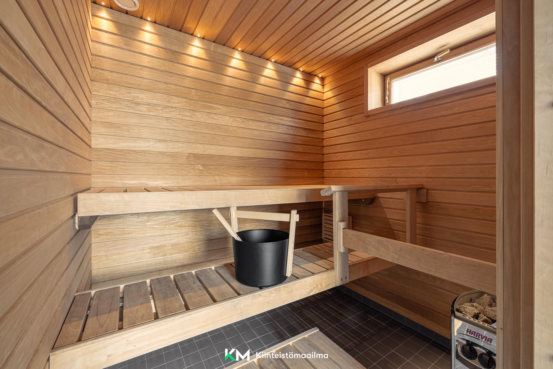 Oma sauna ja siellä ikkuna
