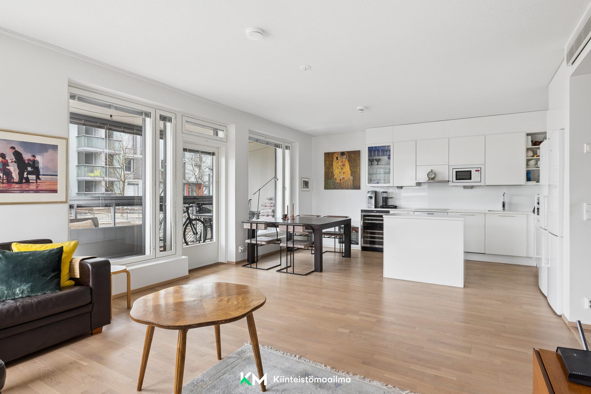 Yhdistetty olohuone ja keittiö tila luo tilan tuntua