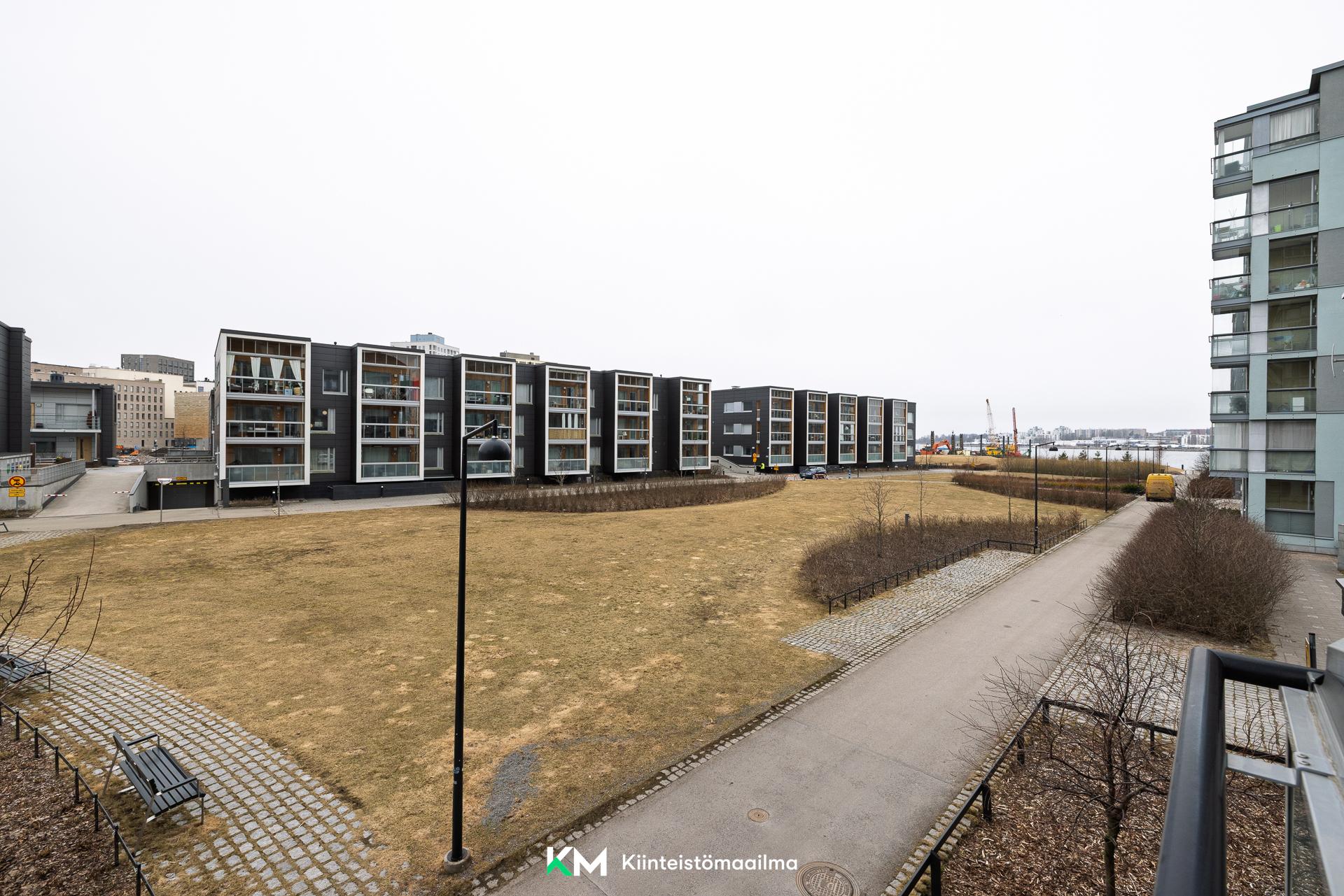 Näkymät avaralle pihalle ja meren suuntaan