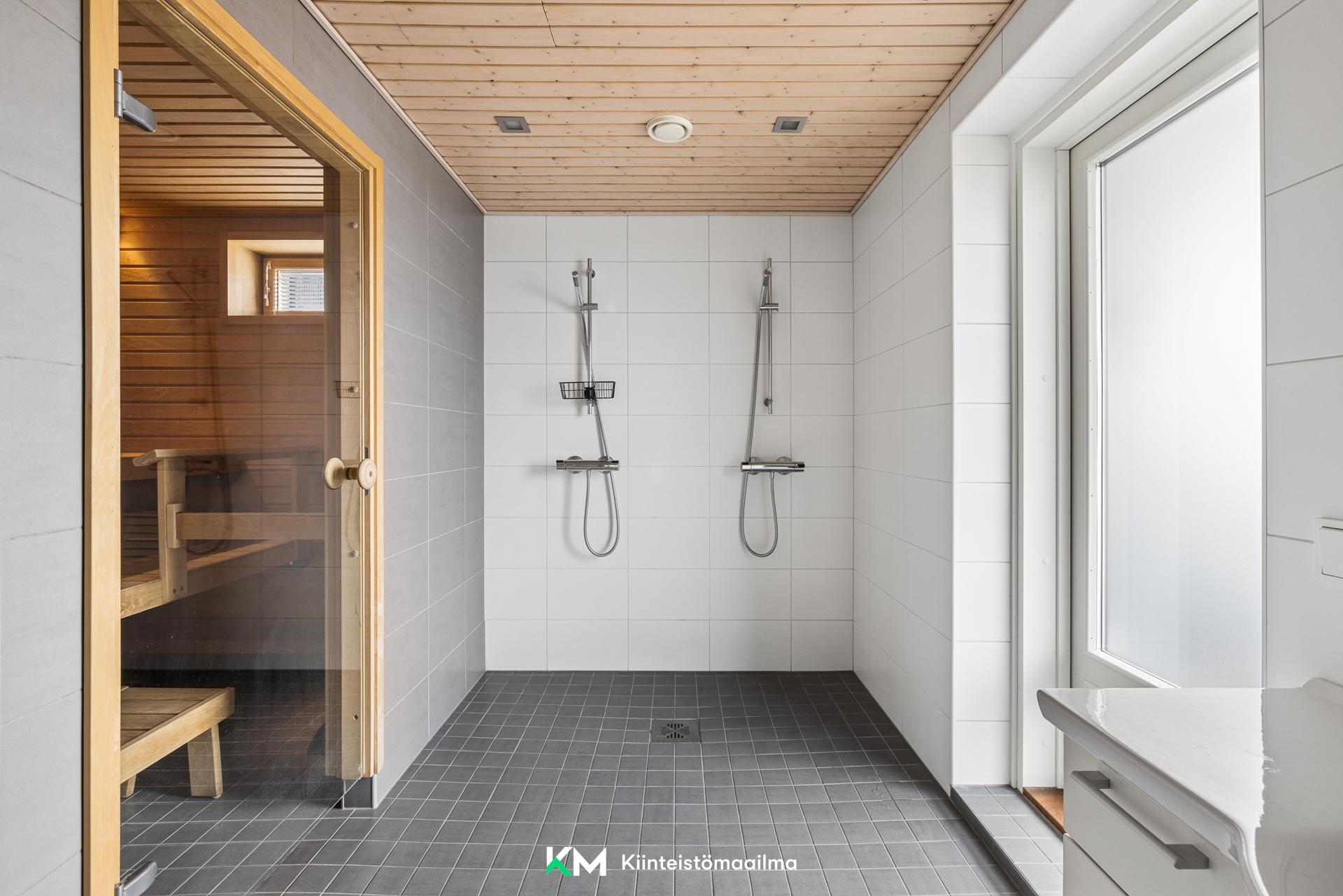 Kylpyhuoneessa 2 suihkua